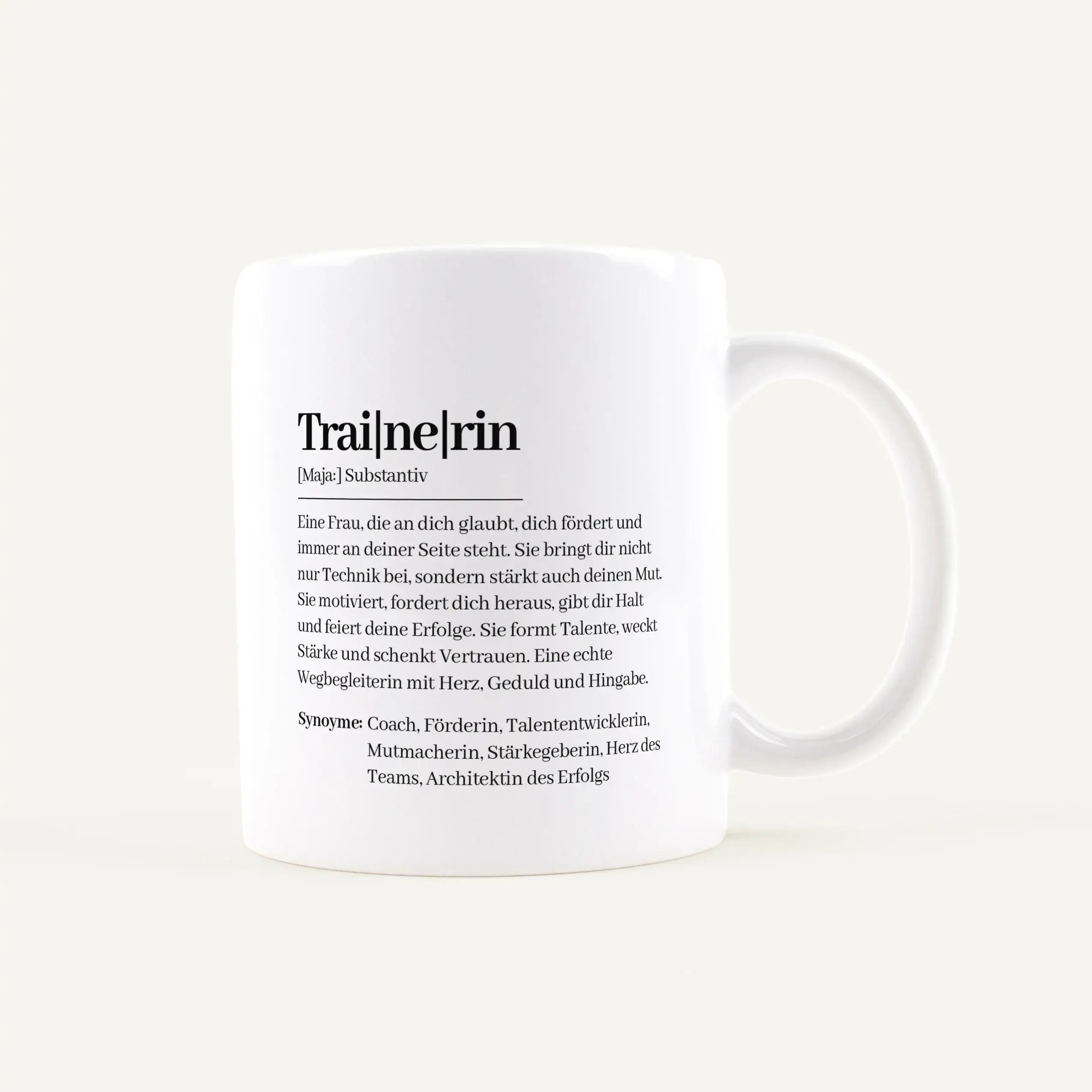 Tasse Definition Trainerin-Keramik Tasse-famprints-Die Tasse Definition Trainerin ist eine liebevolle Geschenkidee für einen Menschen, der fördert, motiviert und immer an andere glaubt. Das Design im Duden Stil macht aus einer einfachen Tasse eine persönl