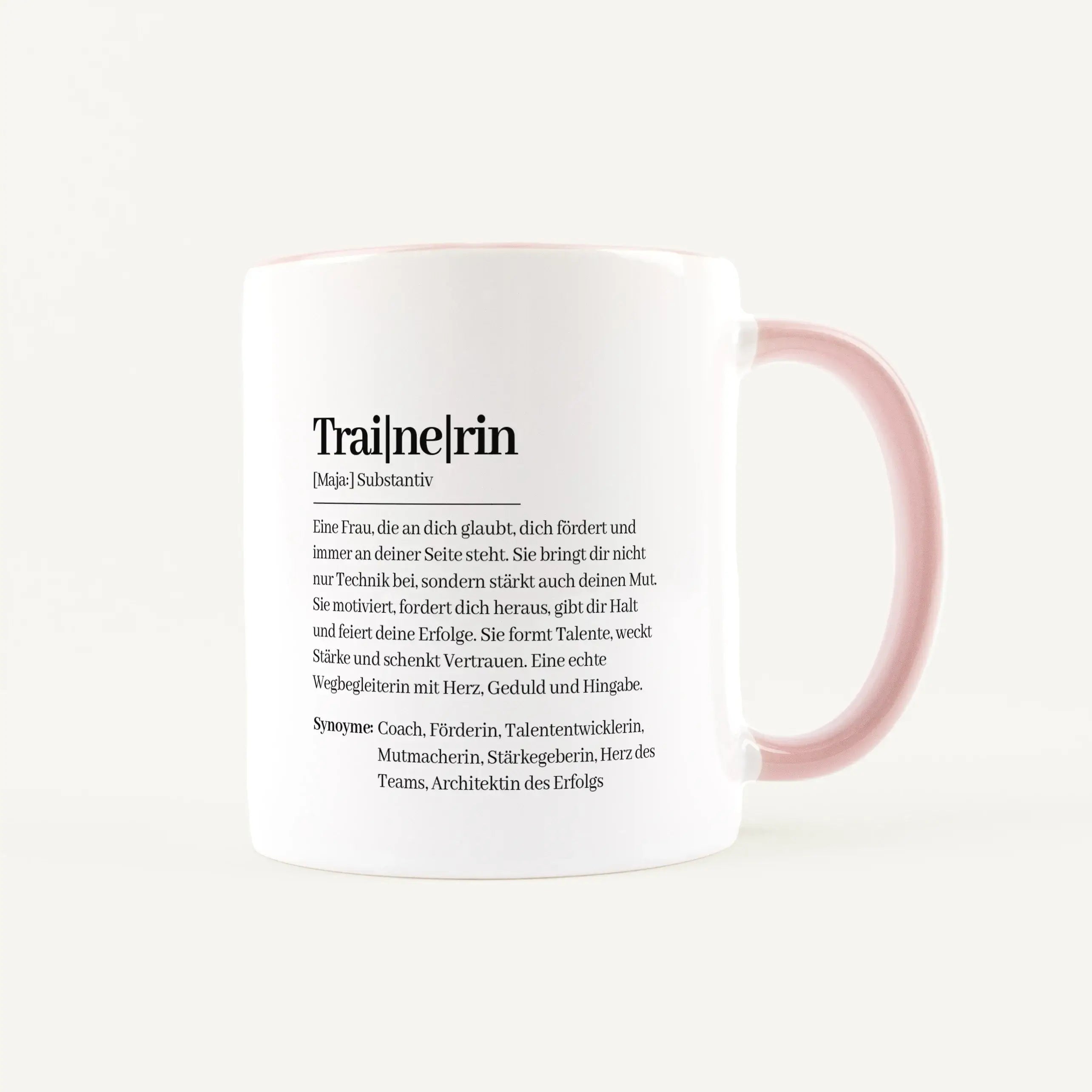 Tasse Definition Trainerin-Keramik Tasse-famprints-Die Tasse Definition Trainerin ist eine liebevolle Geschenkidee für einen Menschen, der fördert, motiviert und immer an andere glaubt. Das Design im Duden Stil macht aus einer einfachen Tasse eine persönl