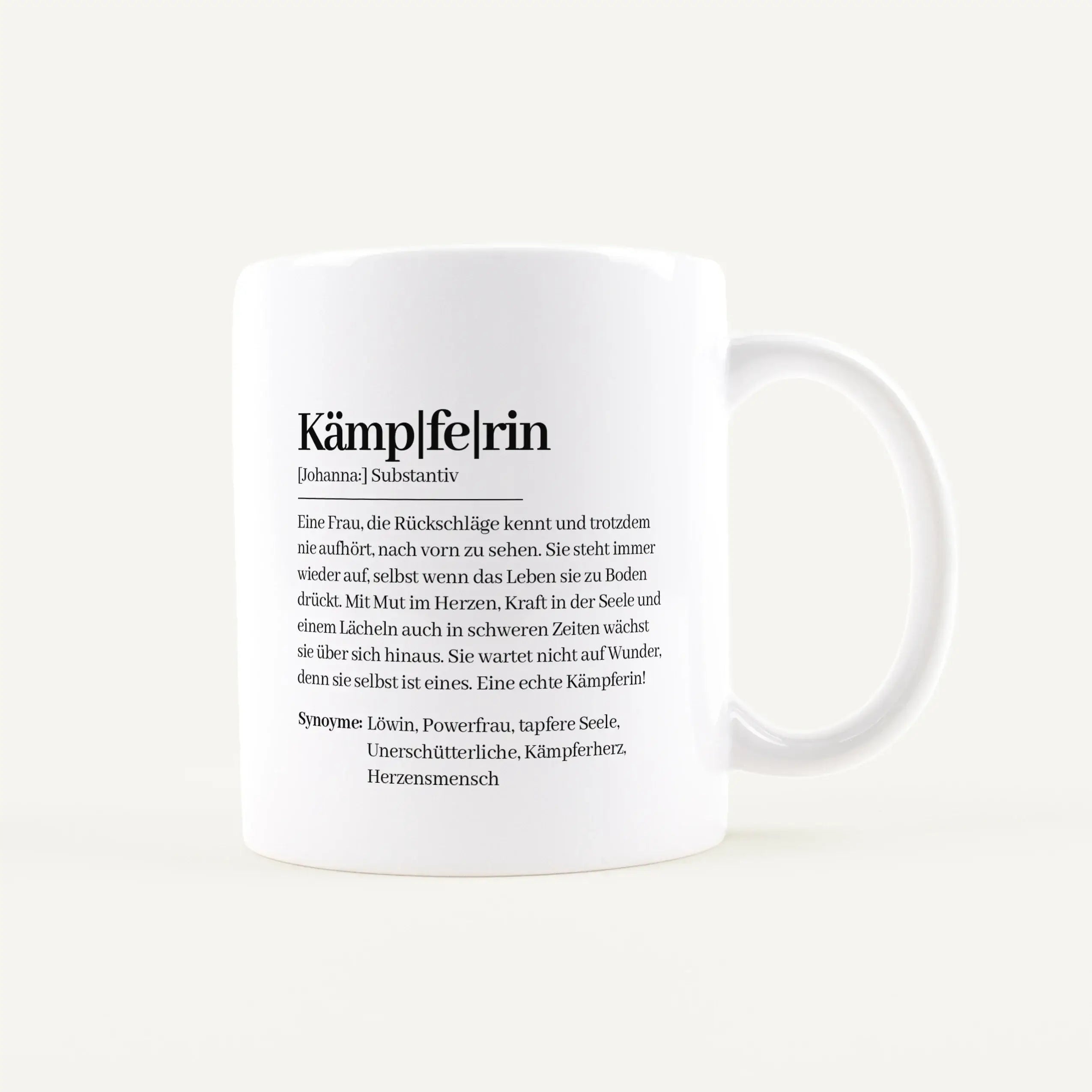 Tasse Definition Kämpferin-Keramik Tasse-famprints-Die Tasse Definition Kämpferin ist eine liebevolle Mutmacher Tasse für Frauen, die im Alltag viel tragen und trotzdem nie aufgeben. Das Design im Duden Stil verbindet starke Worte mit echter Bedeutung und