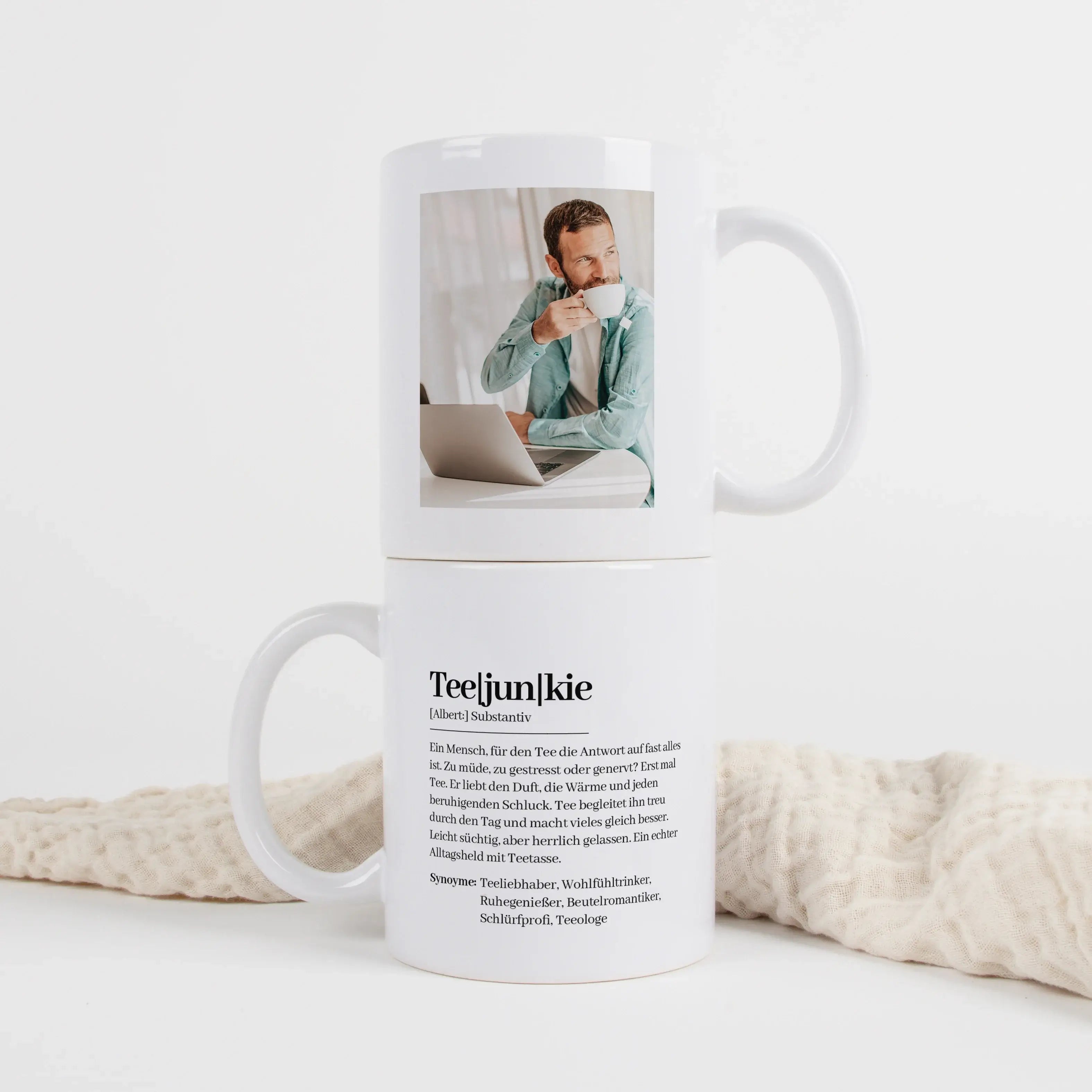 Tasse Definition Teejunkie-Keramik Tasse-famprints-Die Tasse Definition Teejunkie ist für Menschen gemacht, die Tee nicht einfach trinken, sondern lieben. Das Motiv im Duden Stil bringt diese kleine Alltagsliebe charmant auf den Punkt und wird durch deine