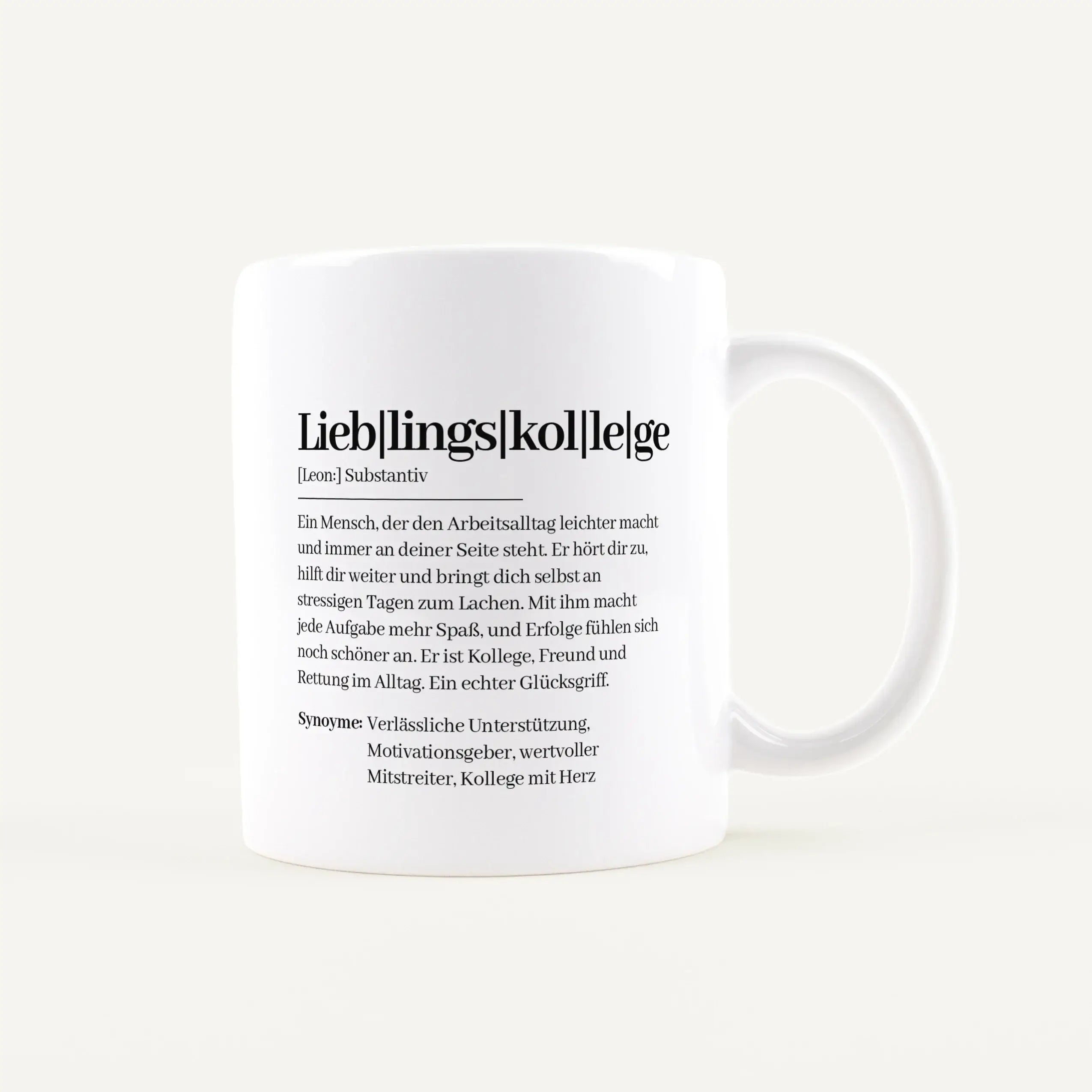 Tasse Definition Lieblingskollege-Keramik Tasse-famprints-Die Tasse Definition Lieblingskollege ist eine persönliche Geschenkidee für den Büroalltag, die Wertschätzung auf eine ehrliche und charmante Art zeigt. Im Duden Stil gestaltet, beschreibt sie den