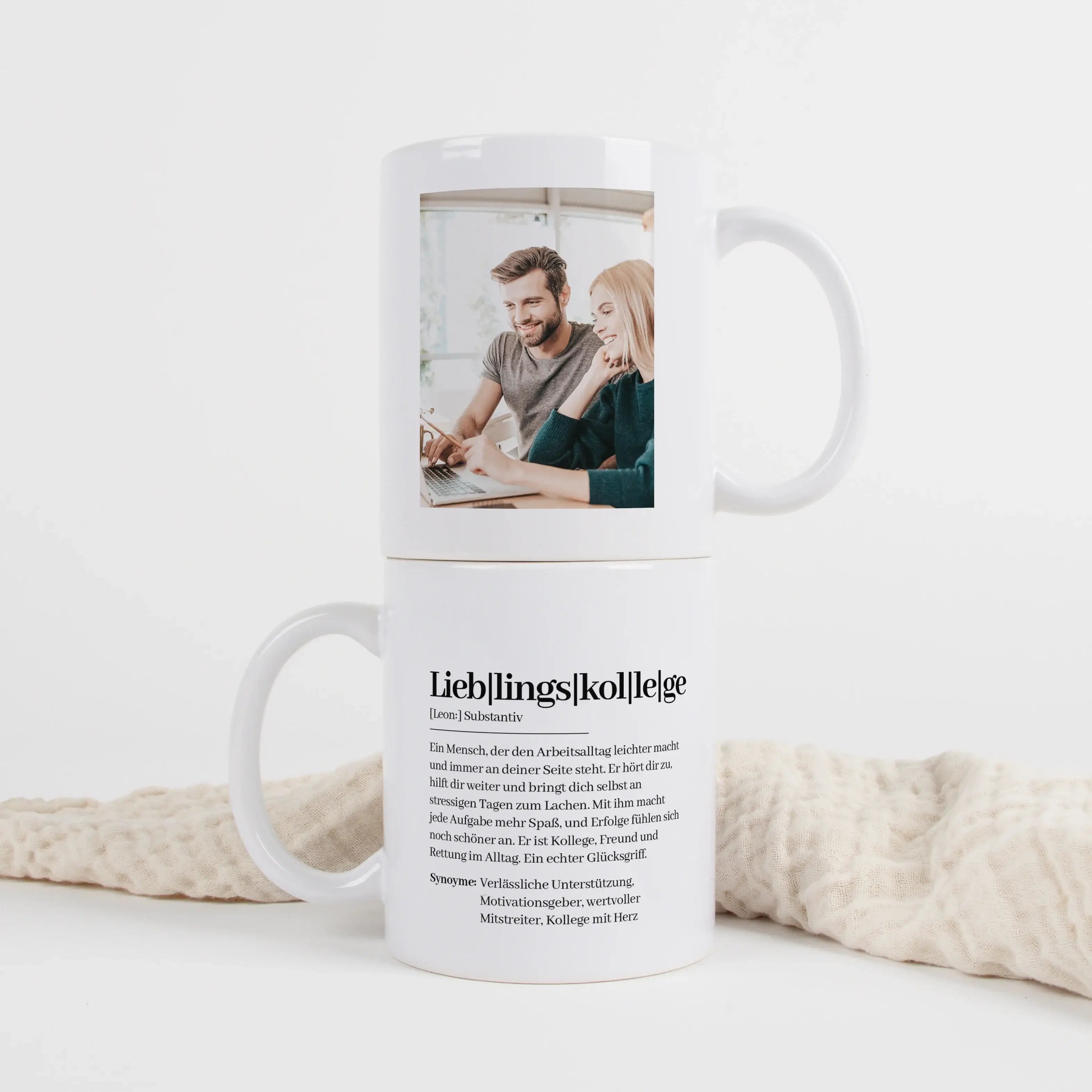 Tasse Definition Lieblingskollege-Keramik Tasse-famprints-Die Tasse Definition Lieblingskollege ist eine persönliche Geschenkidee für den Büroalltag, die Wertschätzung auf eine ehrliche und charmante Art zeigt. Im Duden Stil gestaltet, beschreibt sie den