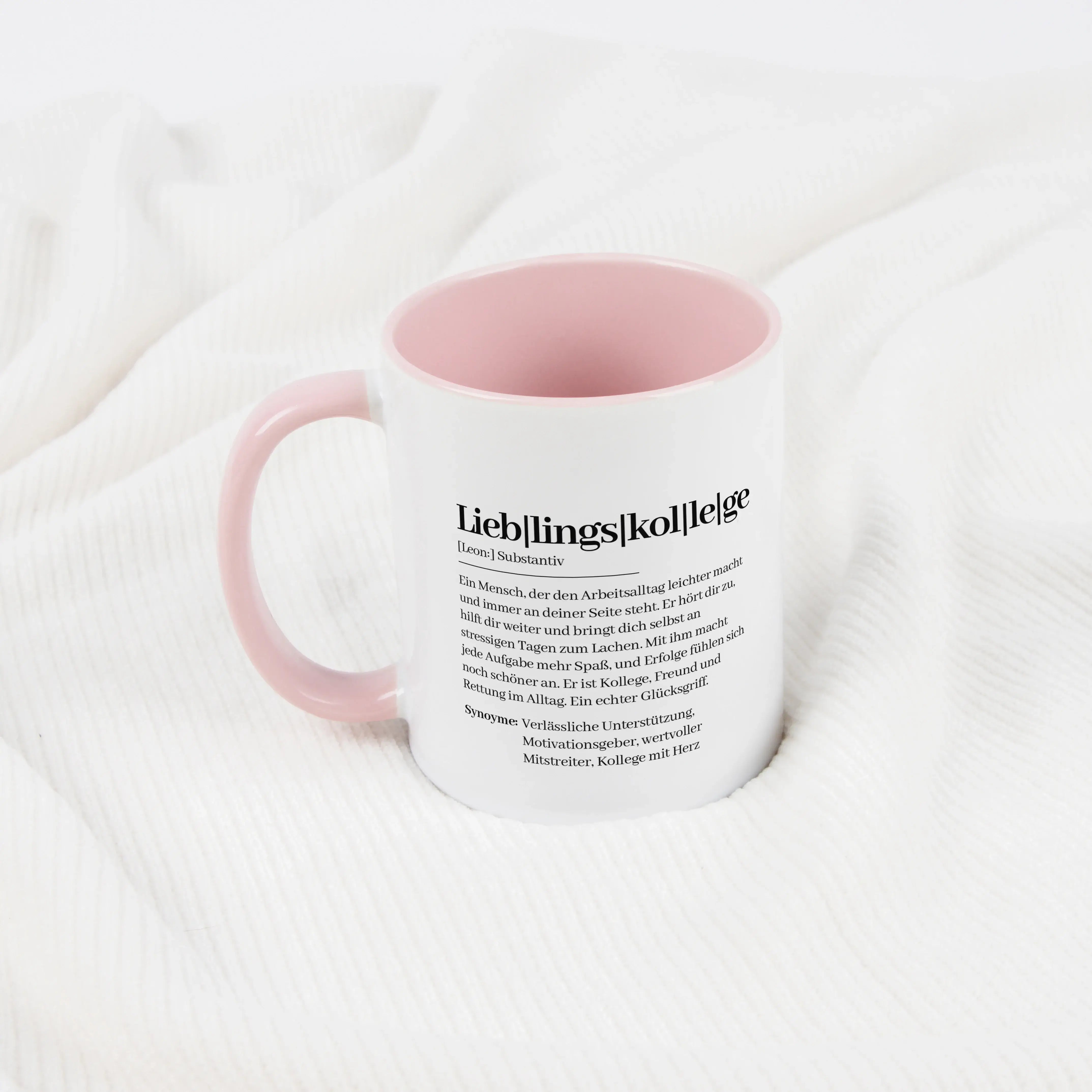 Tasse Definition Lieblingskollege-Keramik Tasse-famprints-Die Tasse Definition Lieblingskollege ist eine persönliche Geschenkidee für den Büroalltag, die Wertschätzung auf eine ehrliche und charmante Art zeigt. Im Duden Stil gestaltet, beschreibt sie den