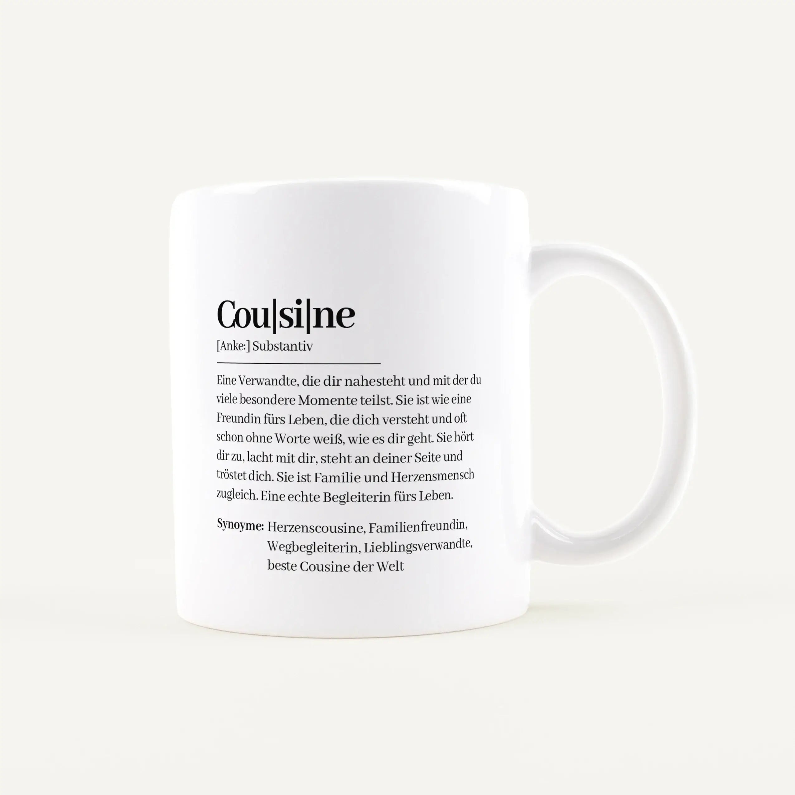 Tasse Definition Cousine-Keramik Tasse-famprints-Die Tasse Definition Cousine ist mehr als nur eine Tasse – sie ist eine kleine Liebeserklärung an einen Menschen, der Familie und Vertrautheit auf besondere Weise verbindet. Das Design im Duden Stil beschre