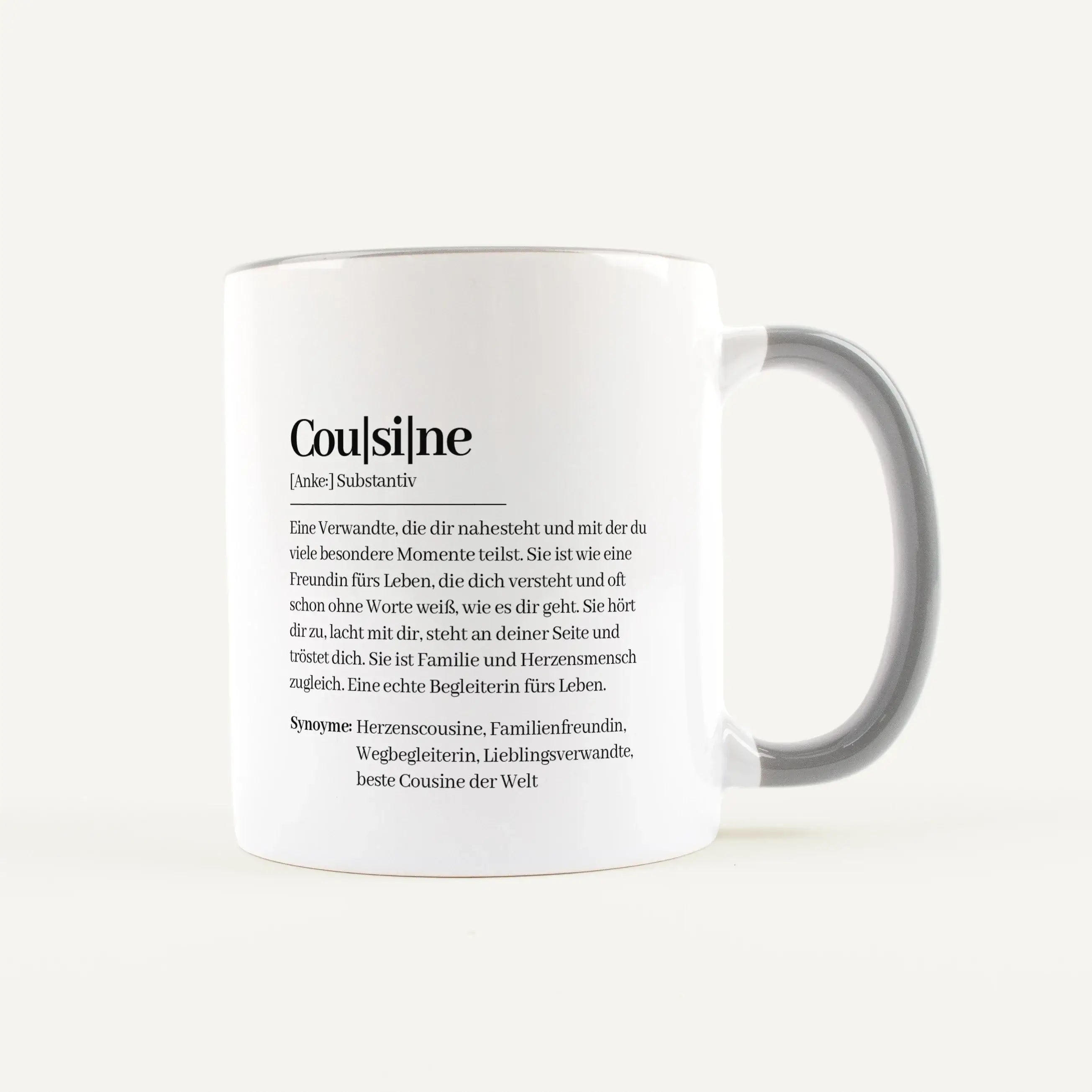 Tasse Definition Cousine-Keramik Tasse-famprints-Die Tasse Definition Cousine ist mehr als nur eine Tasse – sie ist eine kleine Liebeserklärung an einen Menschen, der Familie und Vertrautheit auf besondere Weise verbindet. Das Design im Duden Stil beschre