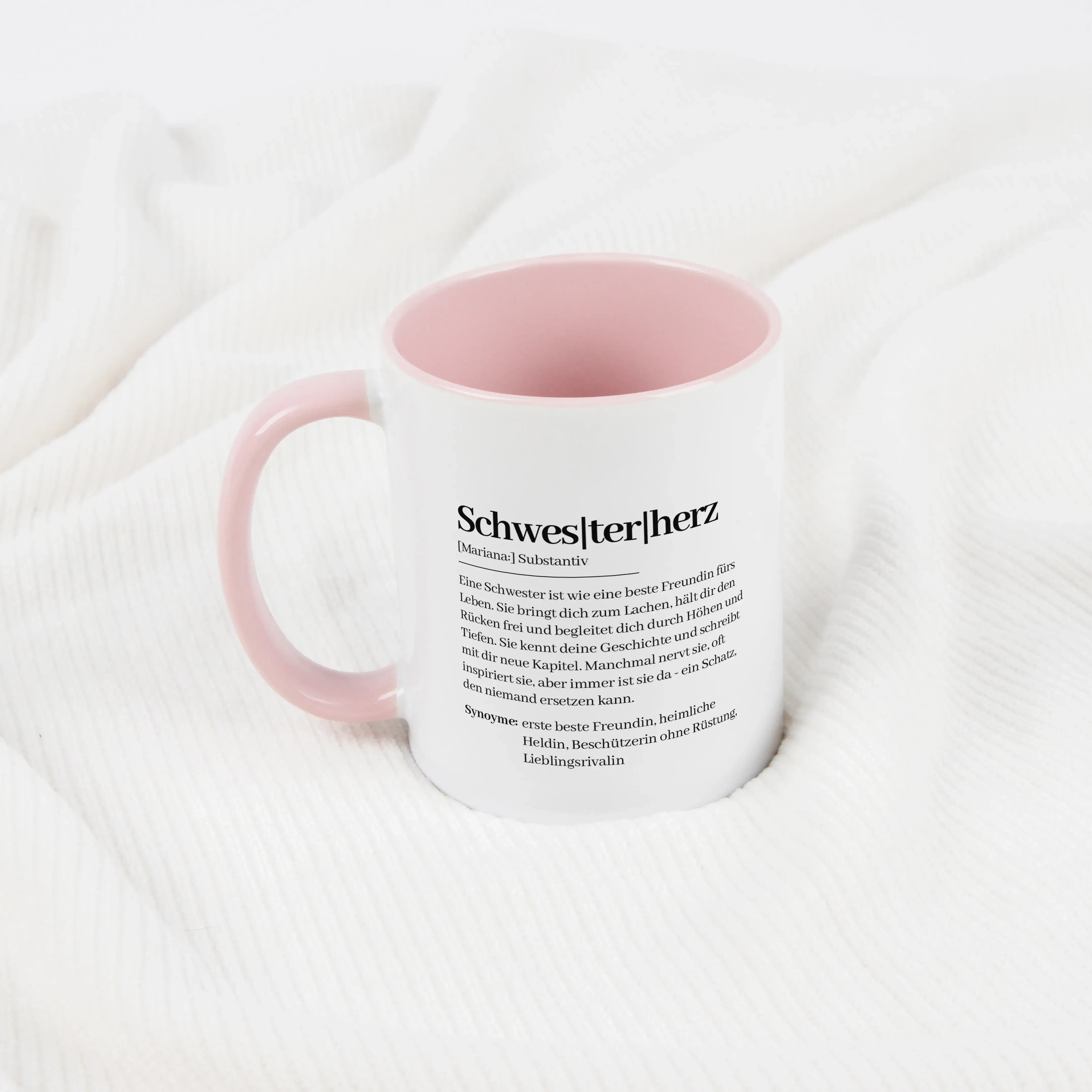 Tasse Definition Schwesterherz-Keramik Tasse-famprints-Diese Tasse Definition Schwesterherz ist mehr als nur eine kleine Aufmerksamkeit im Alltag. Sie verbindet eine liebevolle Definition im Duden Stil mit deiner ganz persönlichen Gestaltung und wird so z
