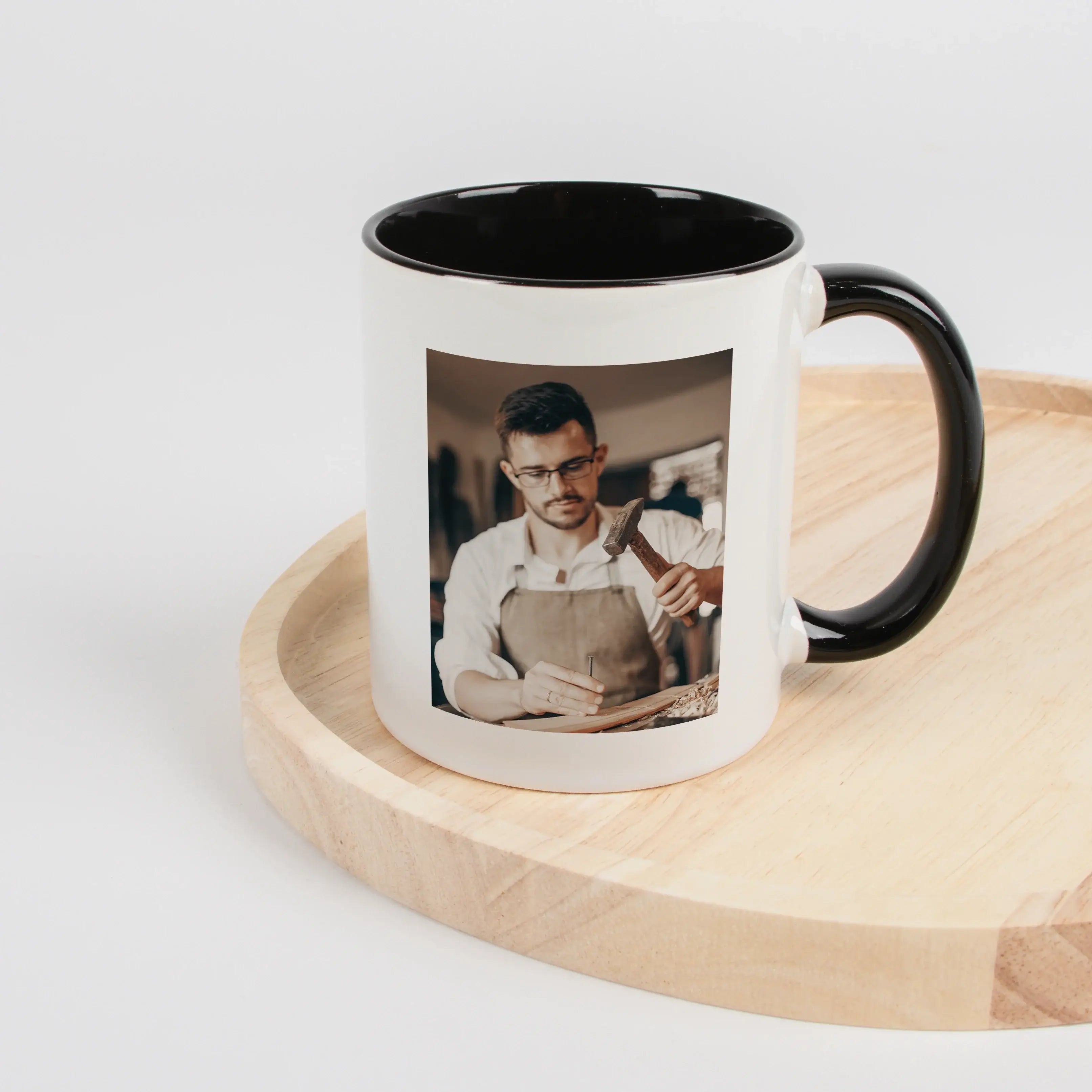 Tasse Definition Macher-Keramik Tasse-famprints-Die Tasse Definition Macher ist für Menschen gemacht, die nicht lange reden, sondern anpacken. Mit ihrem Design im Duden Stil beschreibt sie auf charmante und persönliche Weise, was einen echten Macher ausma