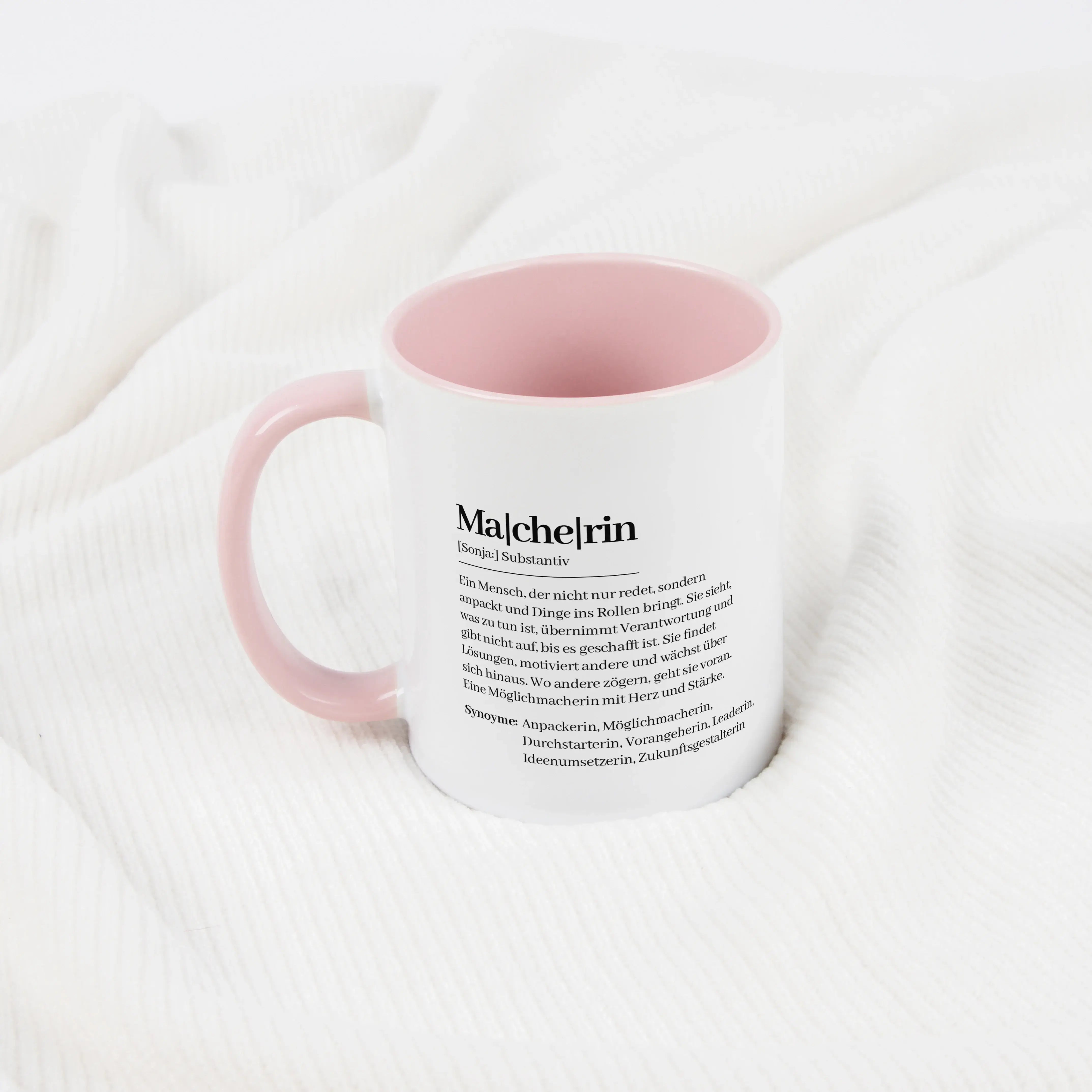 Tasse Definition Macherin-Keramik Tasse-famprints-Die Tasse Definition Macherin ist mehr als nur eine schöne Tasse für Kaffee oder Tee. Sie ist eine kleine Liebeserklärung an Frauen, die anpacken, Ideen umsetzen und mit Herz ihren Weg gehen. Im stilvollen