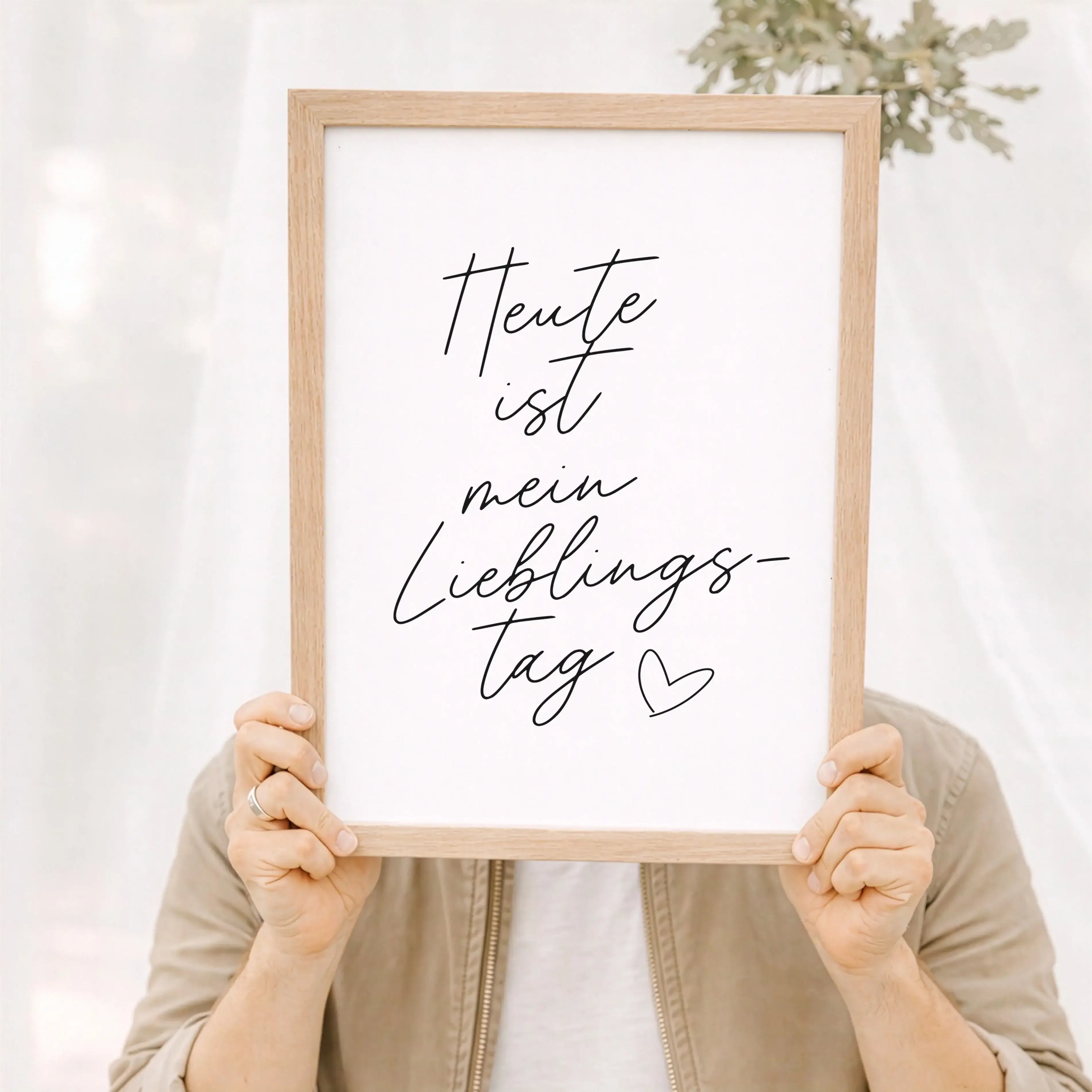 Motivationsposter 'Lieblingstag'-Poster-famprints-Das Motivationsposter Lieblingstag erinnert dich jeden Morgen daran, den Tag bewusst zu begrüßen. Mit dem handgeschriebenen Schriftzug Heute ist mein Lieblingstag setzt dieses Typografie Poster einen klare