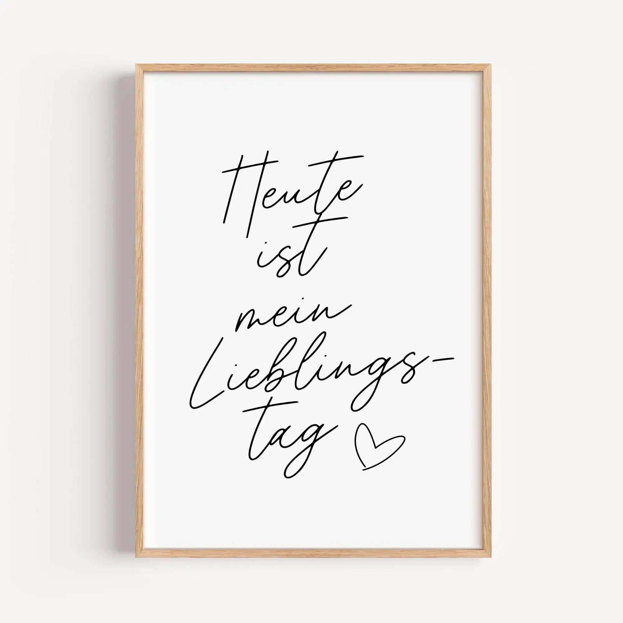 Motivationsposter 'Lieblingstag'-Poster-famprints-Das Motivationsposter Lieblingstag erinnert dich jeden Morgen daran, den Tag bewusst zu begrüßen. Mit dem handgeschriebenen Schriftzug Heute ist mein Lieblingstag setzt dieses Typografie Poster einen klare