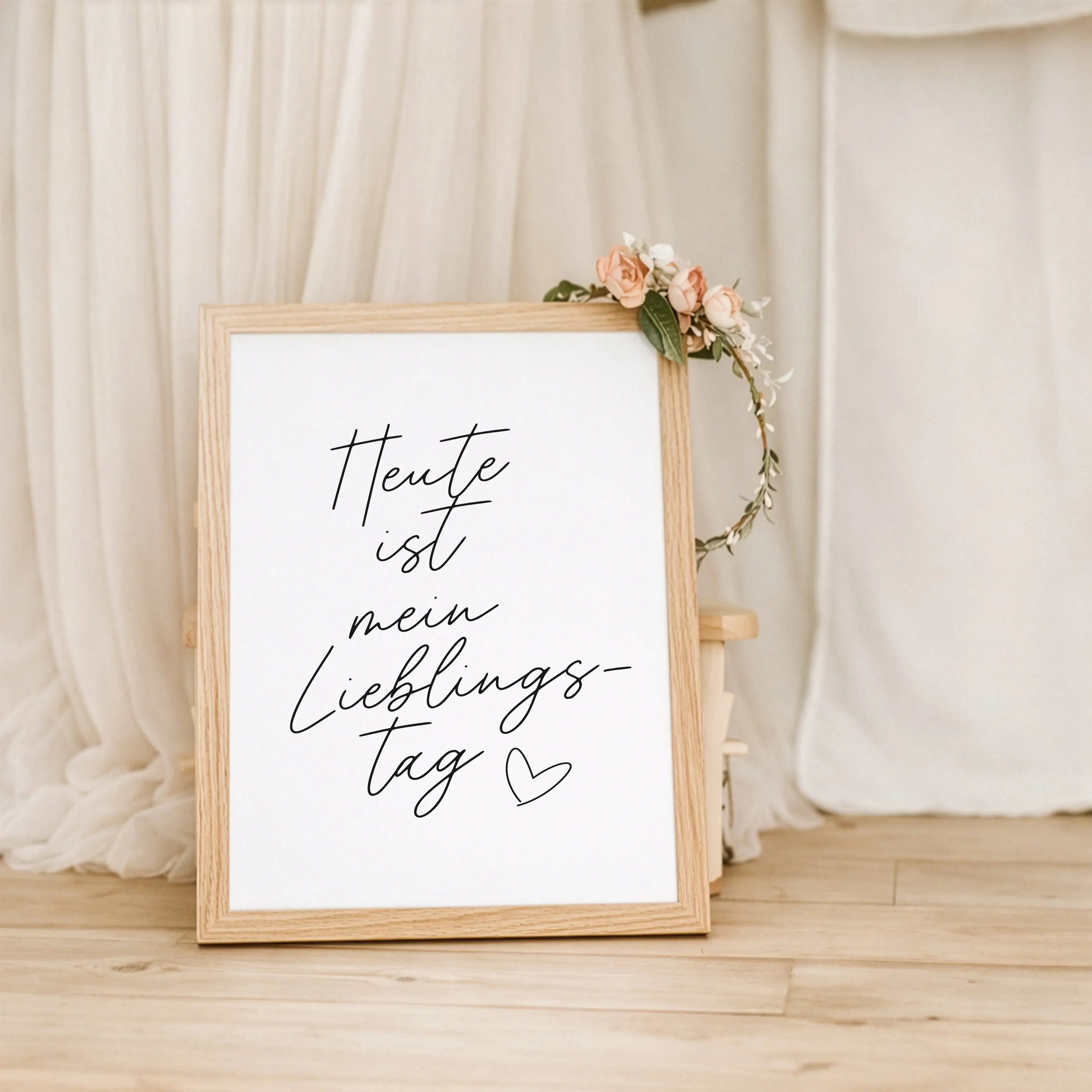 Motivationsposter 'Lieblingstag'-Poster-famprints-Das Motivationsposter Lieblingstag erinnert dich jeden Morgen daran, den Tag bewusst zu begrüßen. Mit dem handgeschriebenen Schriftzug Heute ist mein Lieblingstag setzt dieses Typografie Poster einen klare