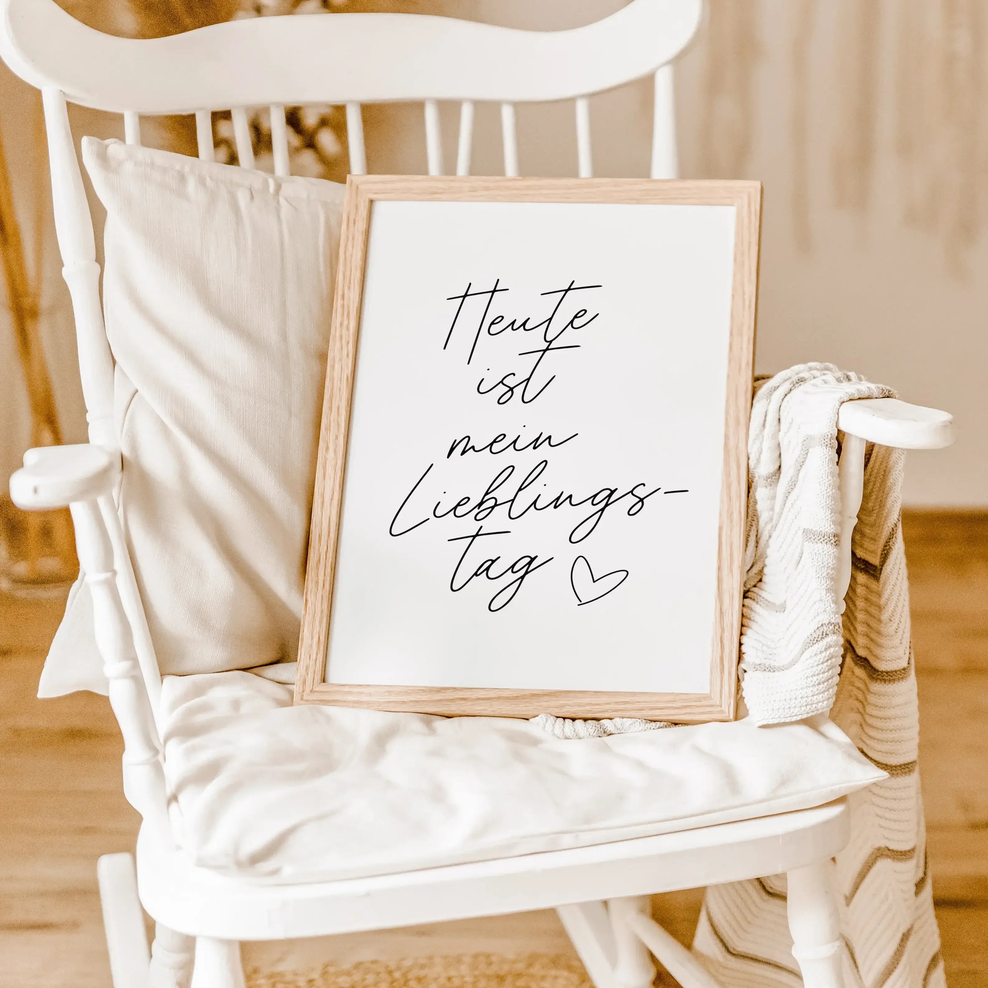 Motivationsposter 'Lieblingstag'-famprints-Poster-Gib jedem Tag die Chance dein Bester zu sein! Gesagt, getan! Auf unserem Motivationsposter 'Lieblingstag' befindet sich mit einer schwungvollen schwarzen Handschrift der Schriftzug 'Heute ist mein Liebling