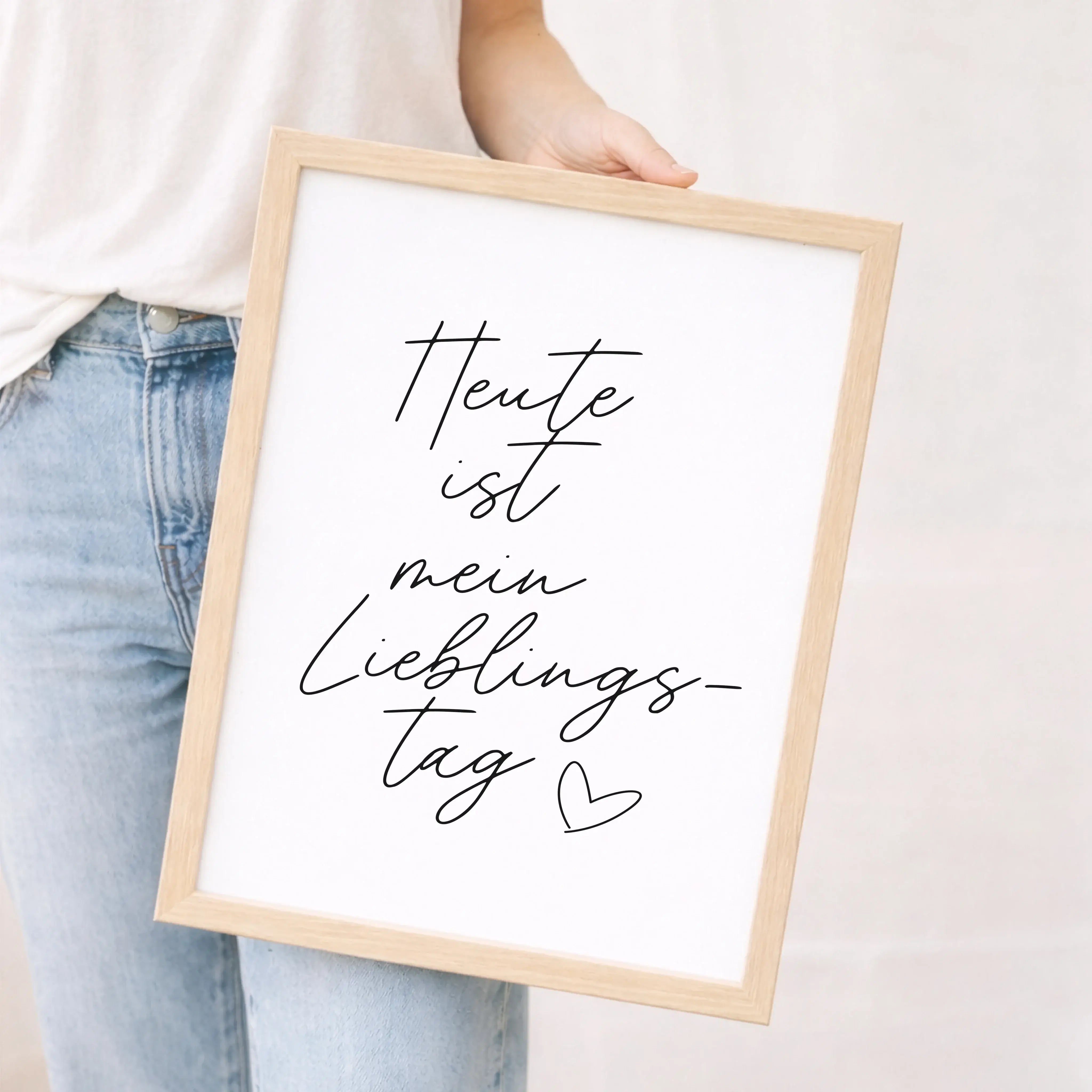 Motivationsposter 'Lieblingstag'-Poster-famprints-Das Motivationsposter Lieblingstag erinnert dich jeden Morgen daran, den Tag bewusst zu begrüßen. Mit dem handgeschriebenen Schriftzug Heute ist mein Lieblingstag setzt dieses Typografie Poster einen klare