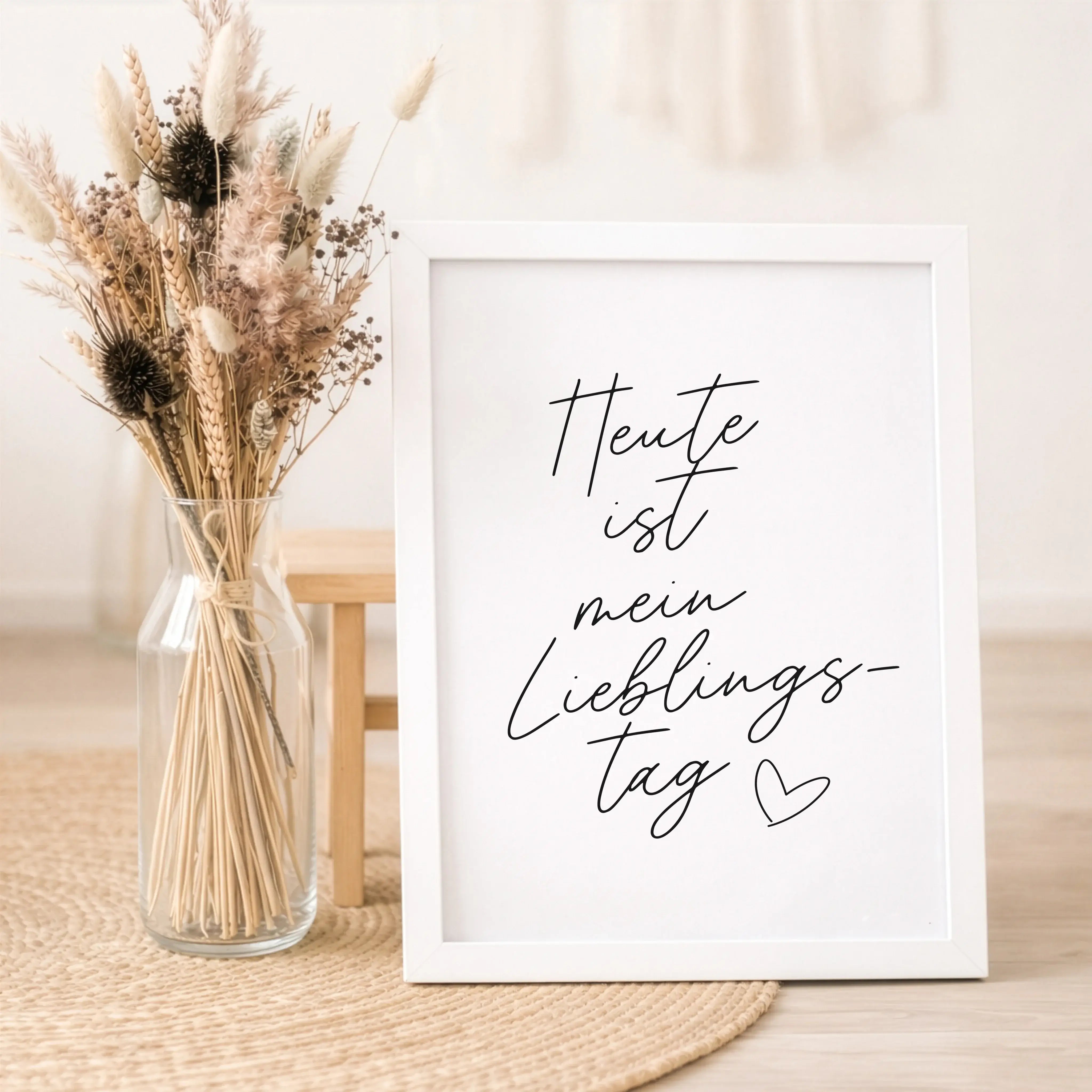 Motivationsposter 'Lieblingstag'-Poster-famprints-Das Motivationsposter Lieblingstag erinnert dich jeden Morgen daran, den Tag bewusst zu begrüßen. Mit dem handgeschriebenen Schriftzug Heute ist mein Lieblingstag setzt dieses Typografie Poster einen klare