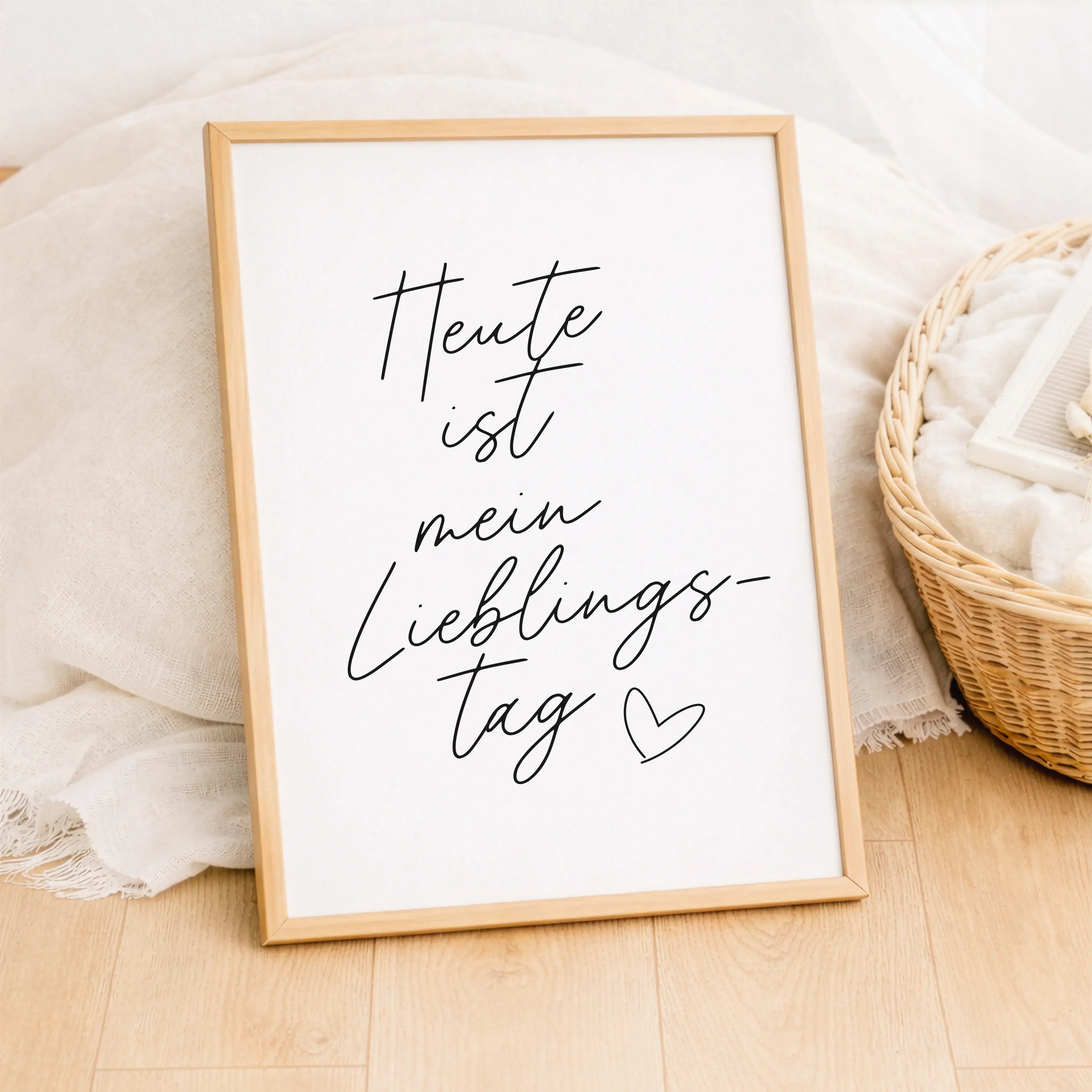 Motivationsposter 'Lieblingstag'-Poster-famprints-Das Motivationsposter Lieblingstag erinnert dich jeden Morgen daran, den Tag bewusst zu begrüßen. Mit dem handgeschriebenen Schriftzug Heute ist mein Lieblingstag setzt dieses Typografie Poster einen klare