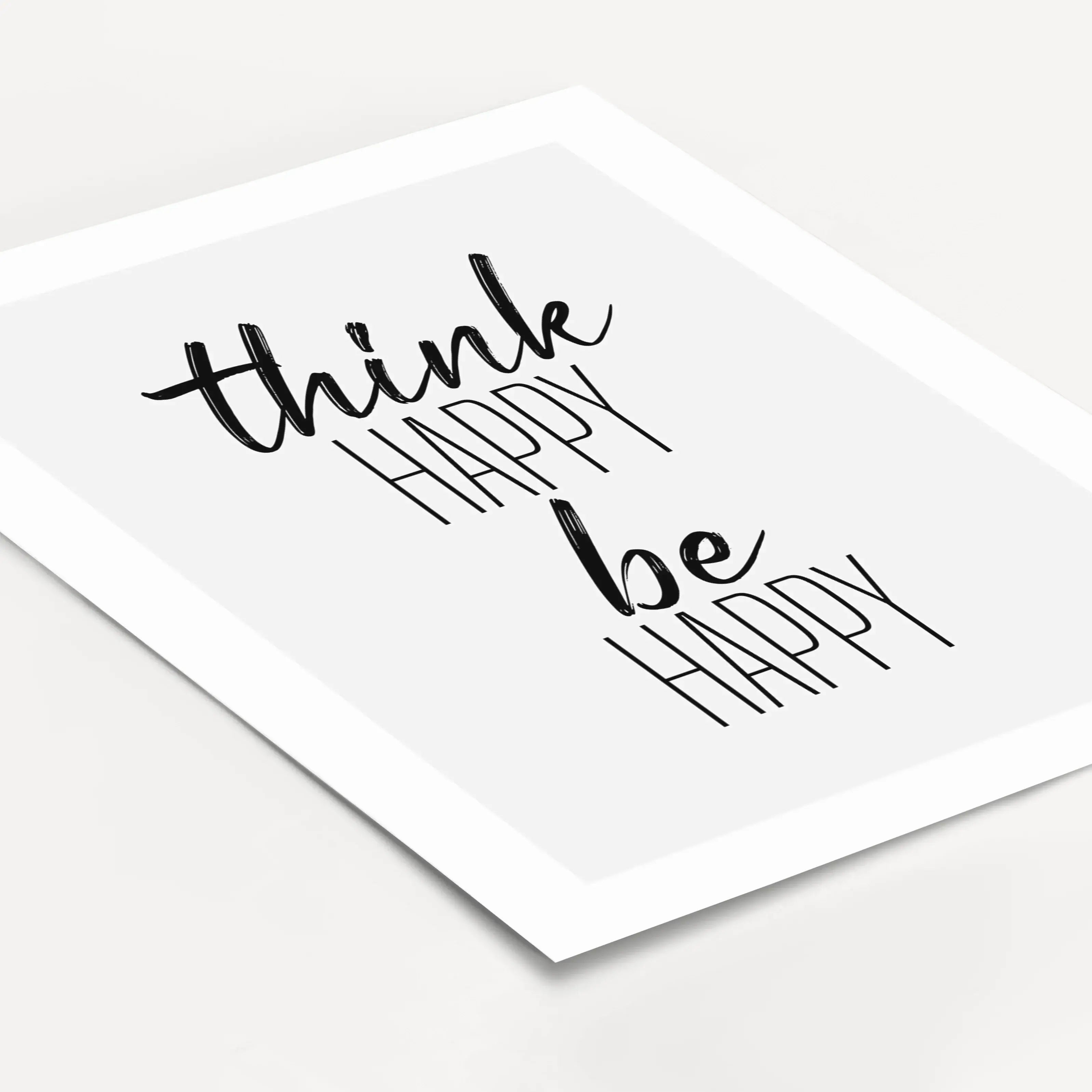 be happy Poster-famprints-Poster-Verschönere jeden Raum in deinem Zuhause oder Büro mit unserem be happy Poster! Dieses stilvolle schwarz-weiß Poster zeigt den Spruch "Think Happy, Be Happy", der dich daran erinnert, eine positive Einstellung zu bewahren.