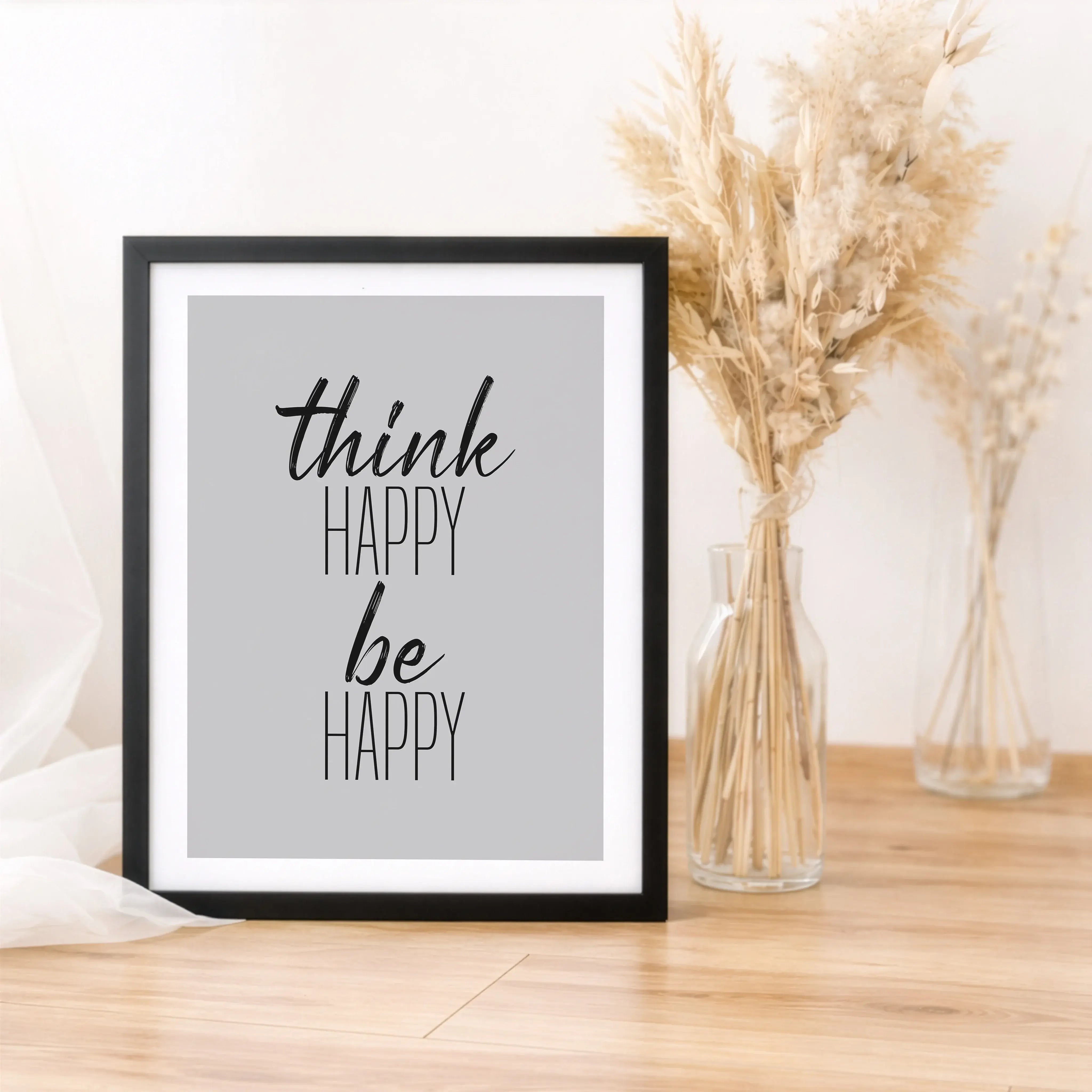 be happy Poster-Poster-famprints-Das be happy Poster von famprints ist mehr als nur Wanddekoration – es ist ein klares Statement für eine positive Haltung im Alltag. Mit seinem reduzierten Design und der zeitlosen Botschaft fügt sich das Motiv harmonisch