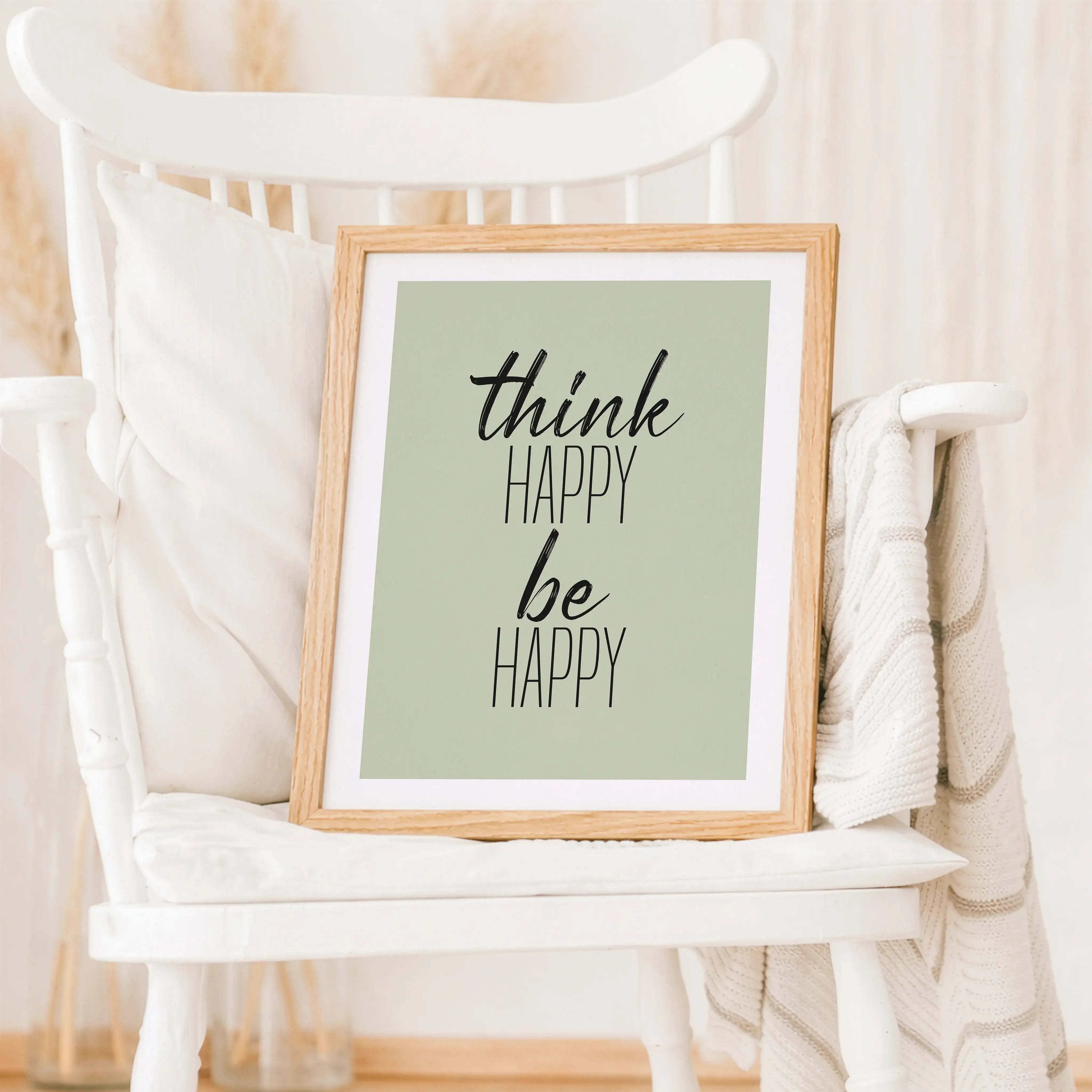 be happy Poster-Poster-famprints-Das be happy Poster von famprints ist mehr als nur Wanddekoration – es ist ein klares Statement für eine positive Haltung im Alltag. Mit seinem reduzierten Design und der zeitlosen Botschaft fügt sich das Motiv harmonisch