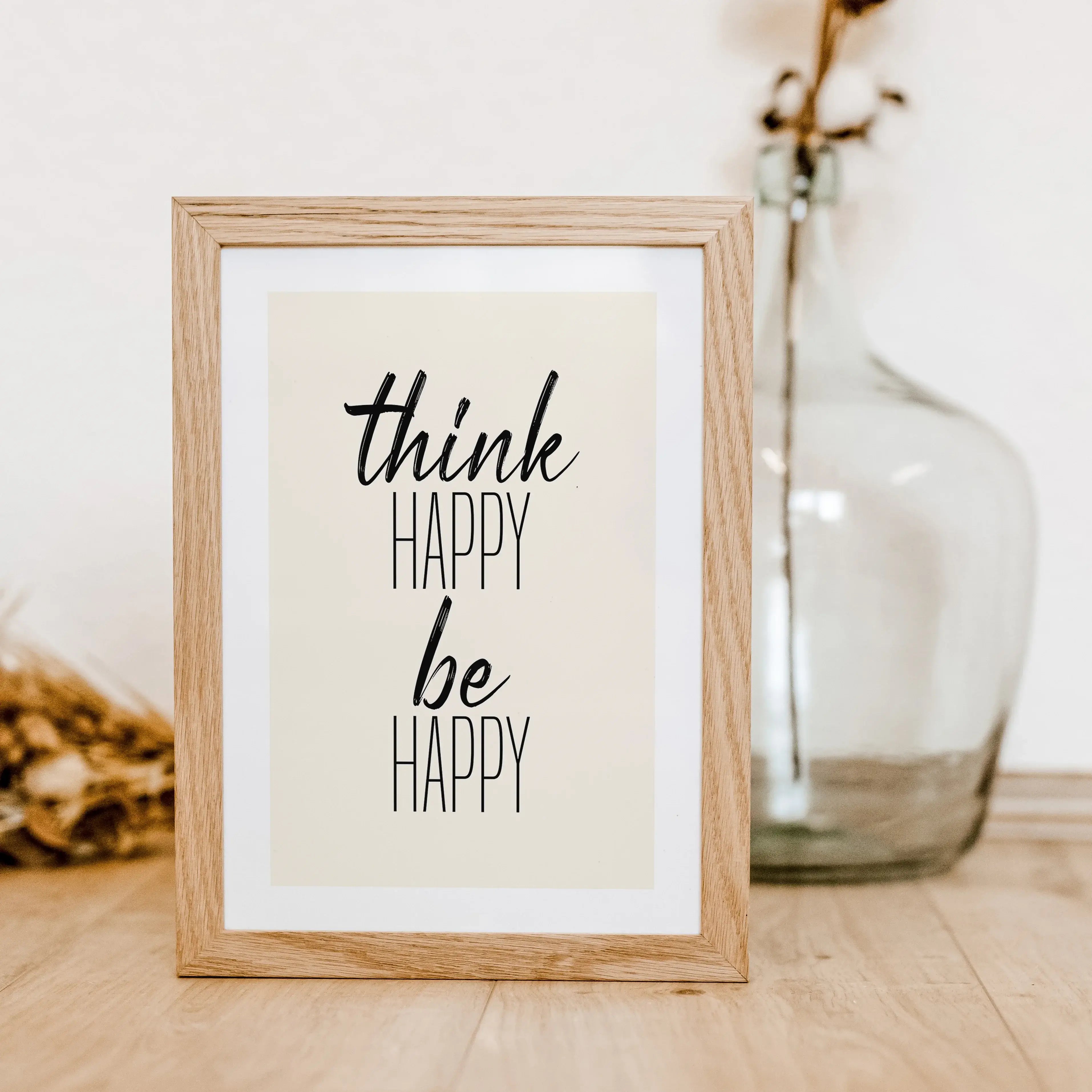 be happy Poster-famprints-Poster-Verschönere jeden Raum in deinem Zuhause oder Büro mit unserem be happy Poster! Dieses stilvolle schwarz-weiß Poster zeigt den Spruch "Think Happy, Be Happy", der dich daran erinnert, eine positive Einstellung zu bewahren.