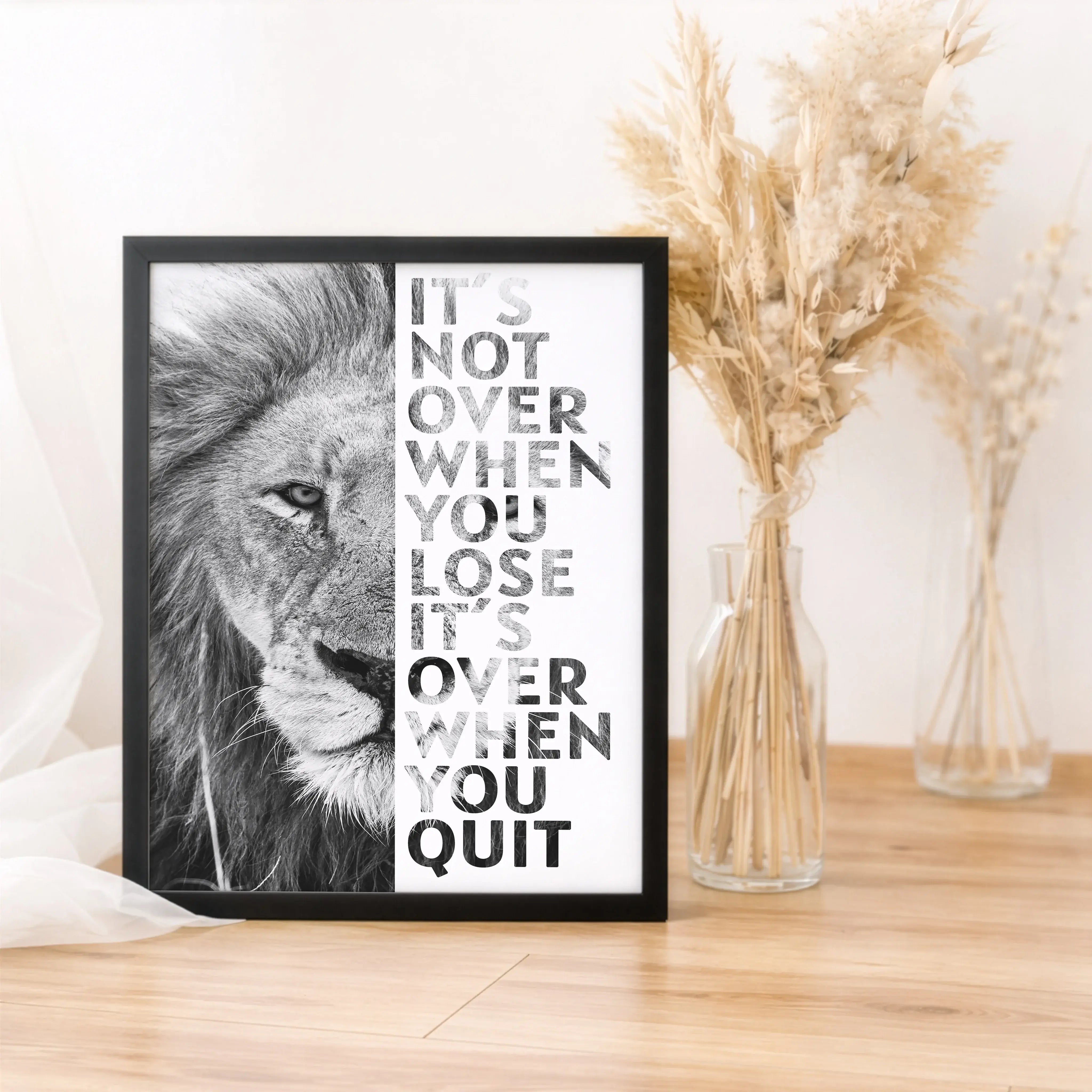 Motivation Poster Löwe-Poster-famprints-Das Motivation Poster Löwe steht für innere Stärke, Durchhaltevermögen und den Mut, den eigenen Weg zu gehen. Das ausdrucksstarke Löwenmotiv erinnert dich jeden Tag daran, nicht stehen zu bleiben, auch wenn es herau