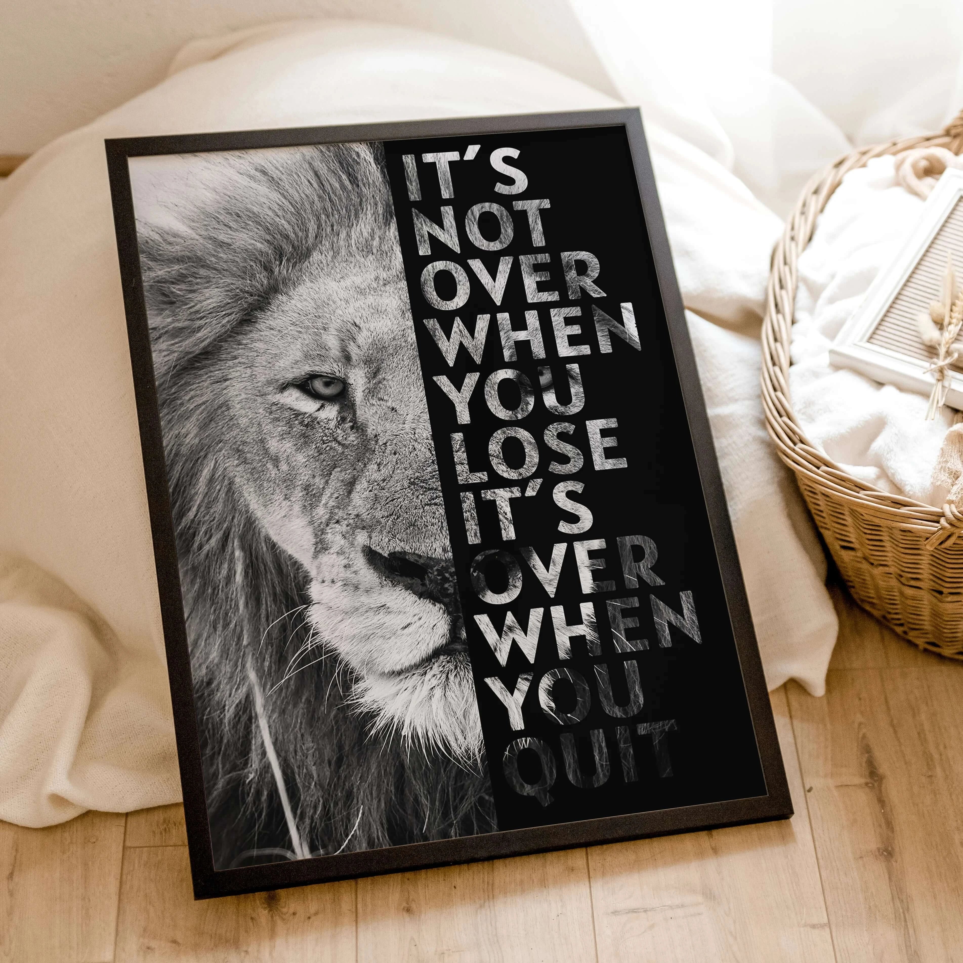 Motivation Poster 'Löwe'-famprints-Poster-Auf dem Motivation Poster 'Löwe' findest du das Foto von einem starken Löwen. Darüber befindet sich wahlweise in den Farbvarianten weiß oder schwarz der Schriftzug ' It's not over when you lose - It's over when yo