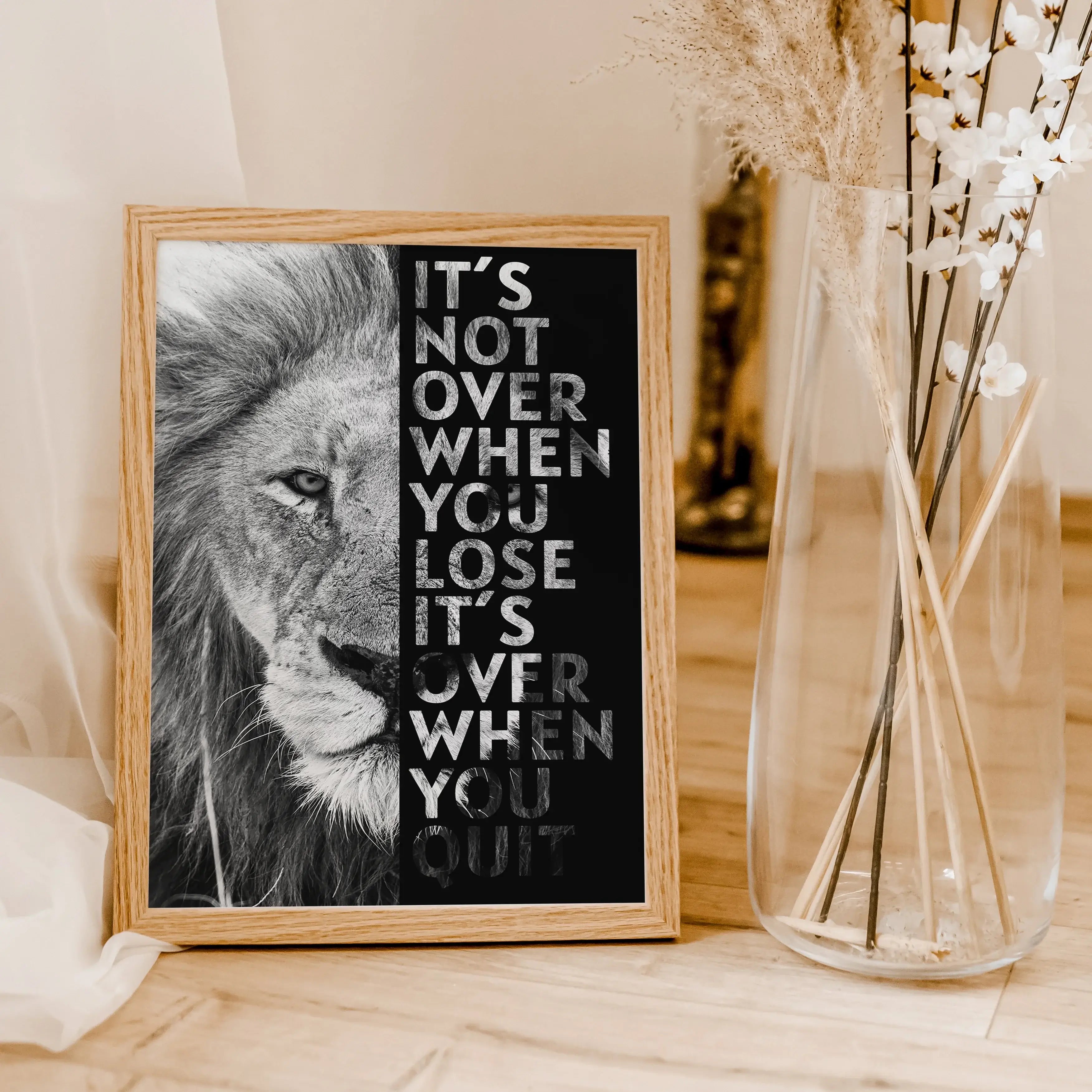 Motivation Poster 'Löwe'-famprints-Poster-Auf dem Motivation Poster 'Löwe' findest du das Foto von einem starken Löwen. Darüber befindet sich wahlweise in den Farbvarianten weiß oder schwarz der Schriftzug ' It's not over when you lose - It's over when yo