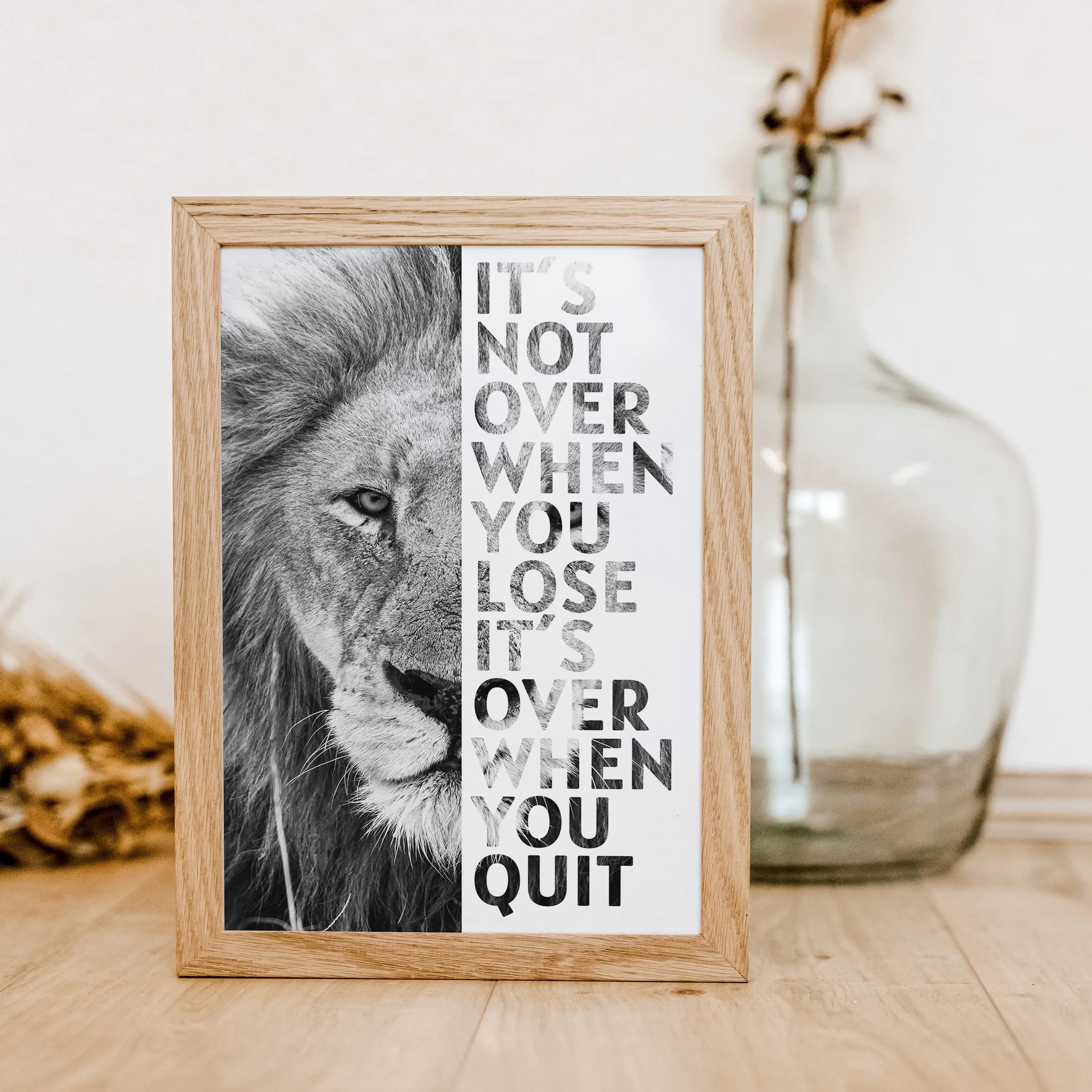 Motivation Poster 'Löwe'-famprints-Poster-Auf dem Motivation Poster 'Löwe' findest du das Foto von einem starken Löwen. Darüber befindet sich wahlweise in den Farbvarianten weiß oder schwarz der Schriftzug ' It's not over when you lose - It's over when yo