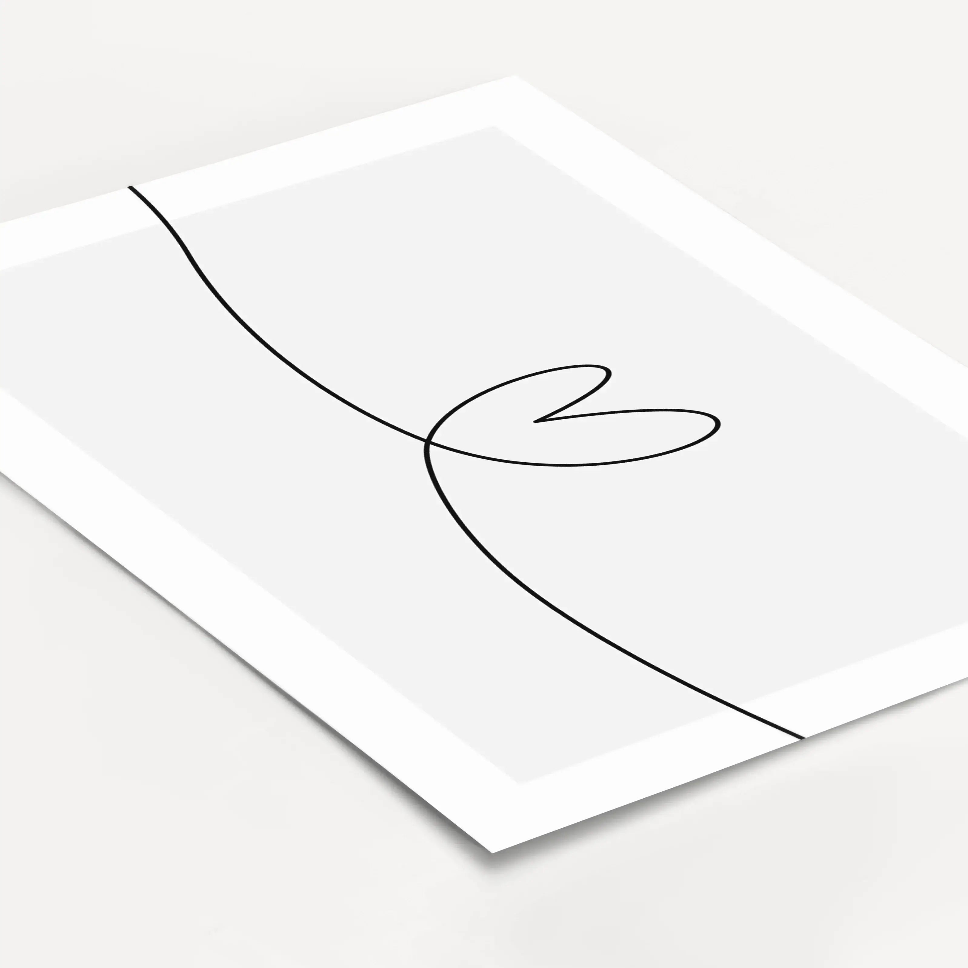 Herzlinie Poster No2-Poster-famprints-Auf dem Herzlinie Poster befindet sich die schwarze Line Art Kontur eines Herzens auf weißem Hintergrund. Die schwarze Kontur Linie beginnt am linken Poster Rand, zeigt in der Mitte die Herz Kontur und endet am rechte