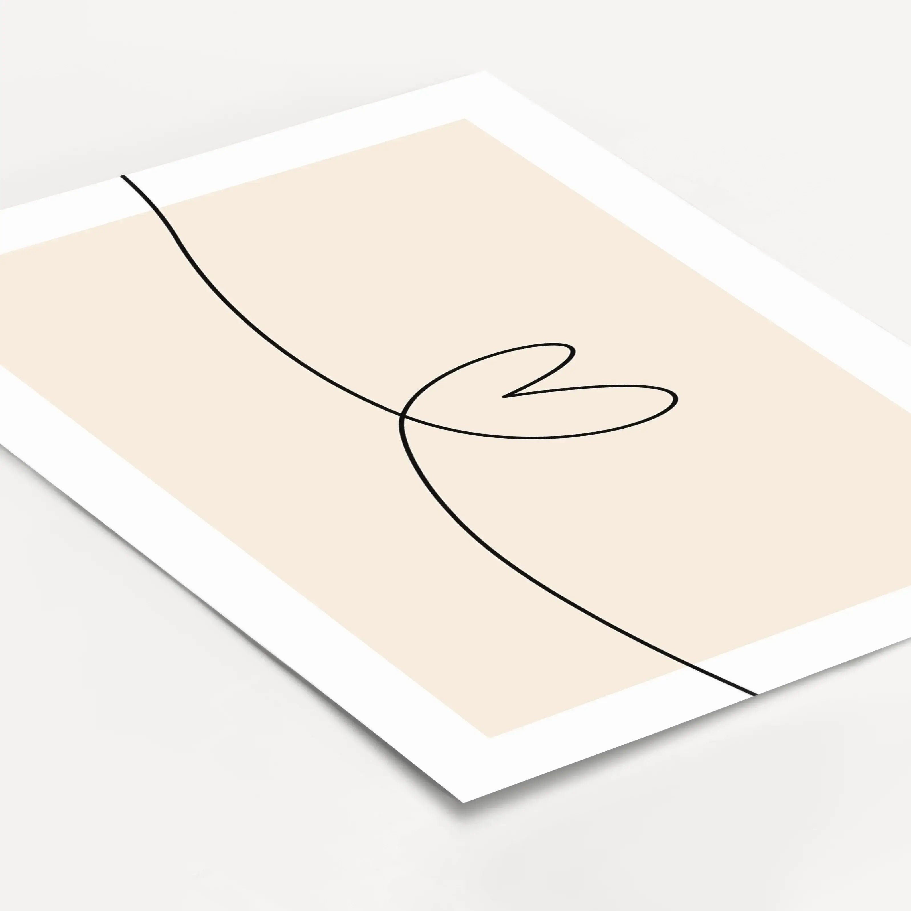 Herzlinie Poster No2-Poster-famprints-Das Herzlinie Poster No2 ist ein modernes Line Art Poster mit klarer Linienführung. Eine schwarze, durchgehende Linie verläuft von links nach rechts über das gesamte Motiv und formt in der Mitte eine schlichte Herzkon