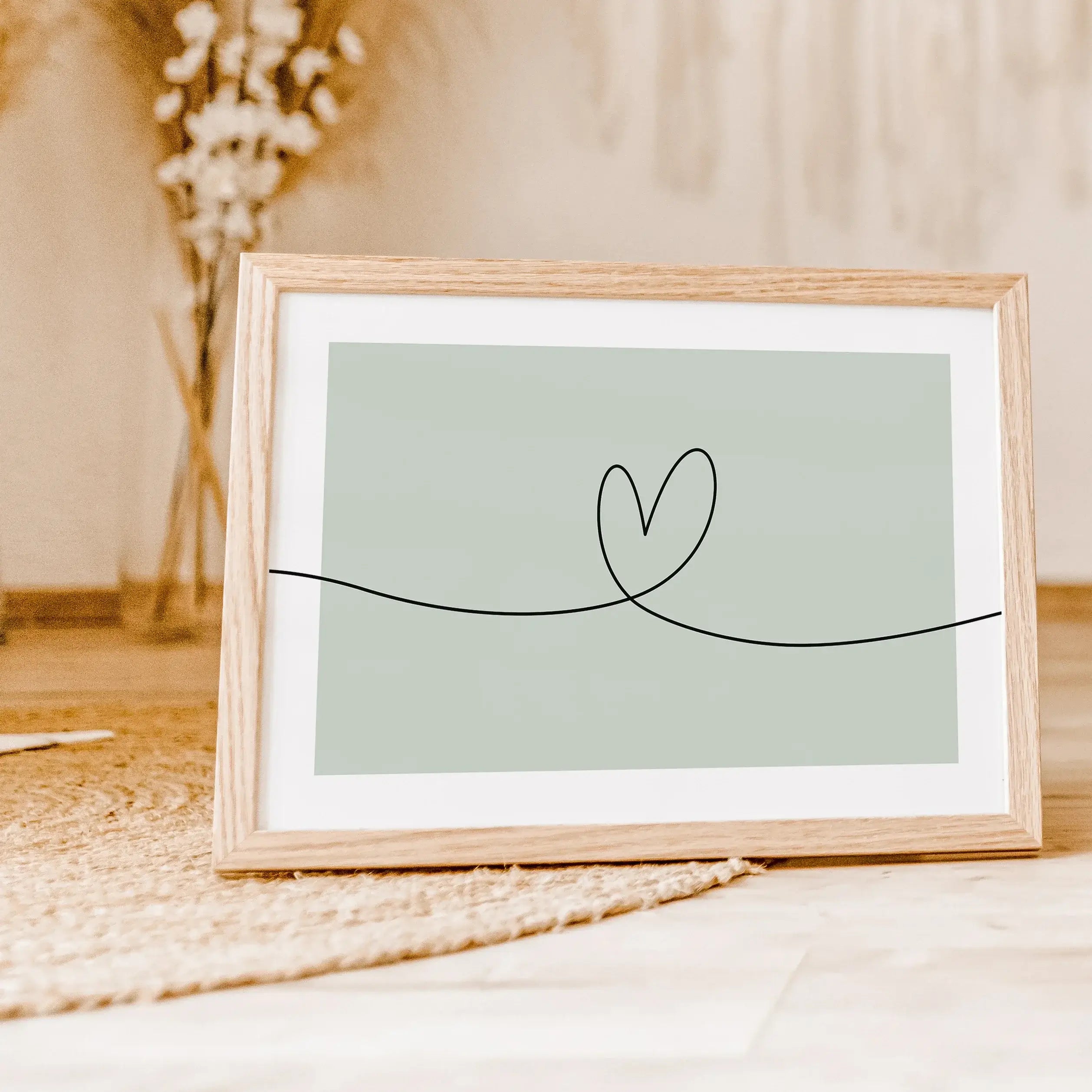 Herzlinie Poster No2-Poster-famprints-Auf dem Herzlinie Poster befindet sich die schwarze Line Art Kontur eines Herzens auf weißem Hintergrund. Die schwarze Kontur Linie beginnt am linken Poster Rand, zeigt in der Mitte die Herz Kontur und endet am rechte