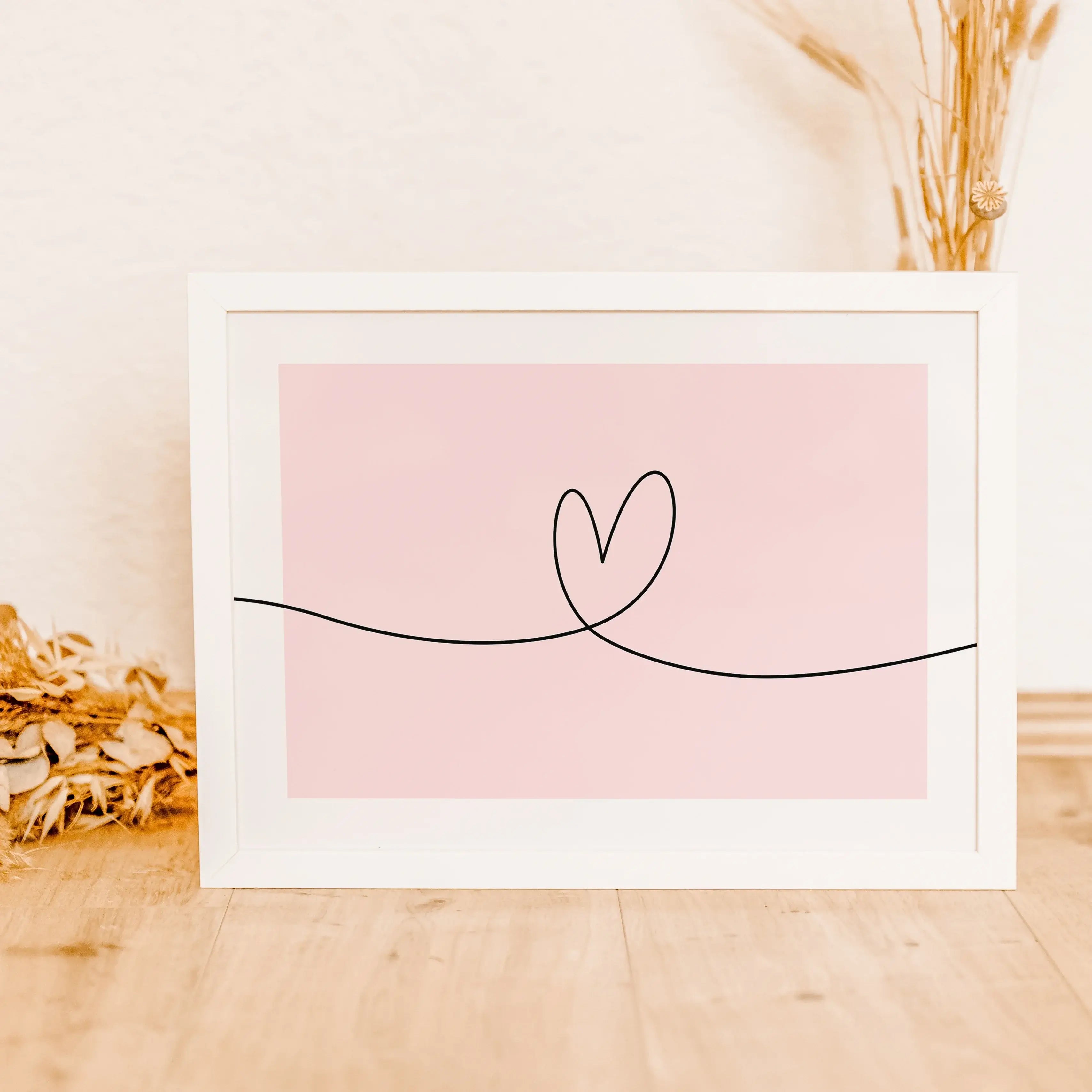 Herzlinie Poster No2-Poster-famprints-Auf dem Herzlinie Poster befindet sich die schwarze Line Art Kontur eines Herzens auf weißem Hintergrund. Die schwarze Kontur Linie beginnt am linken Poster Rand, zeigt in der Mitte die Herz Kontur und endet am rechte