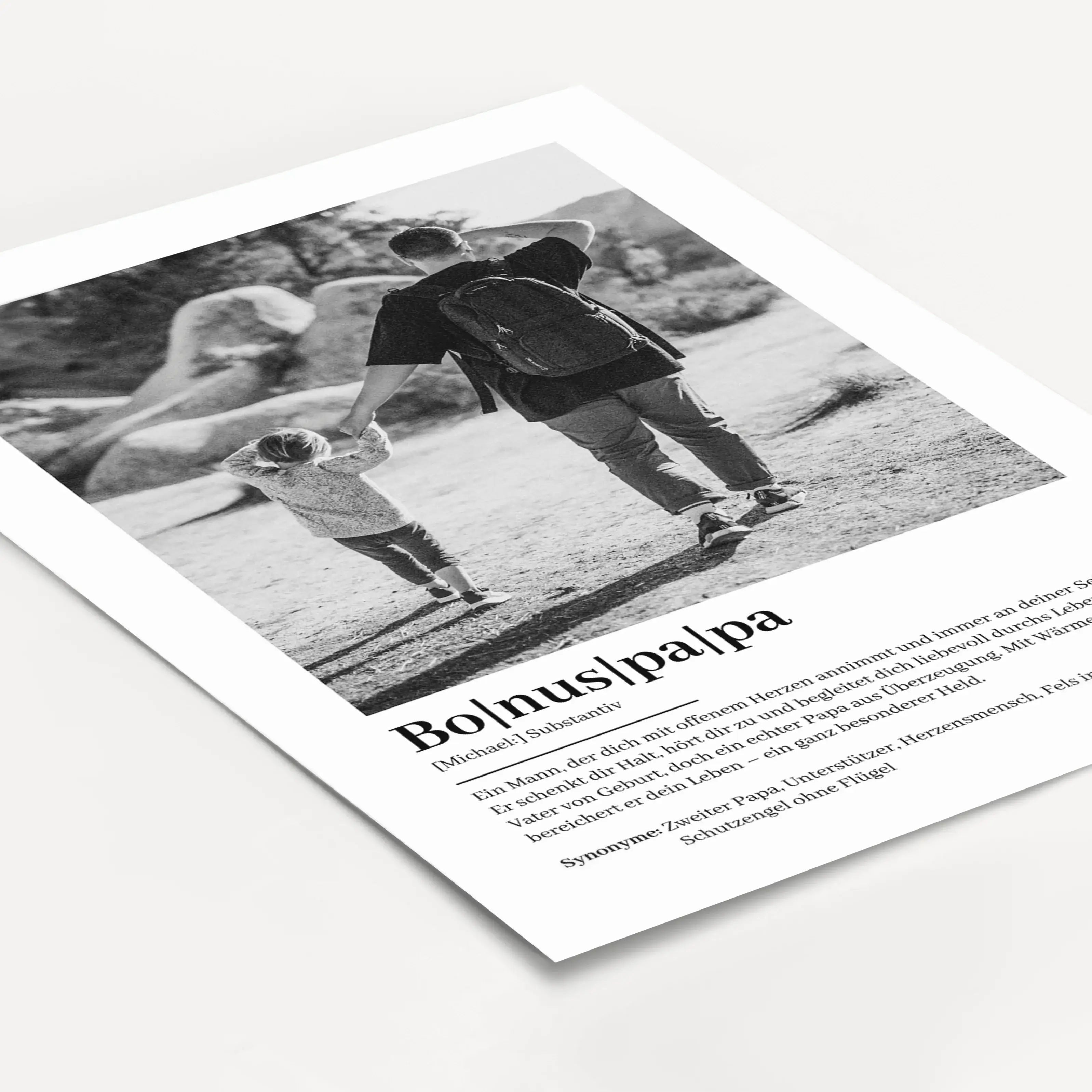 Bonuspapa Definition Poster mit Foto-famprints-Personalisiertes Poster-Suchst du ein einzigartiges Geschenk für deinen Bonuspapa? Unser Bonuspapa Definition Poster mit Foto ist eine liebevolle Art, deinem Bonuspapa zu zeigen, wie besonders er für dich ist