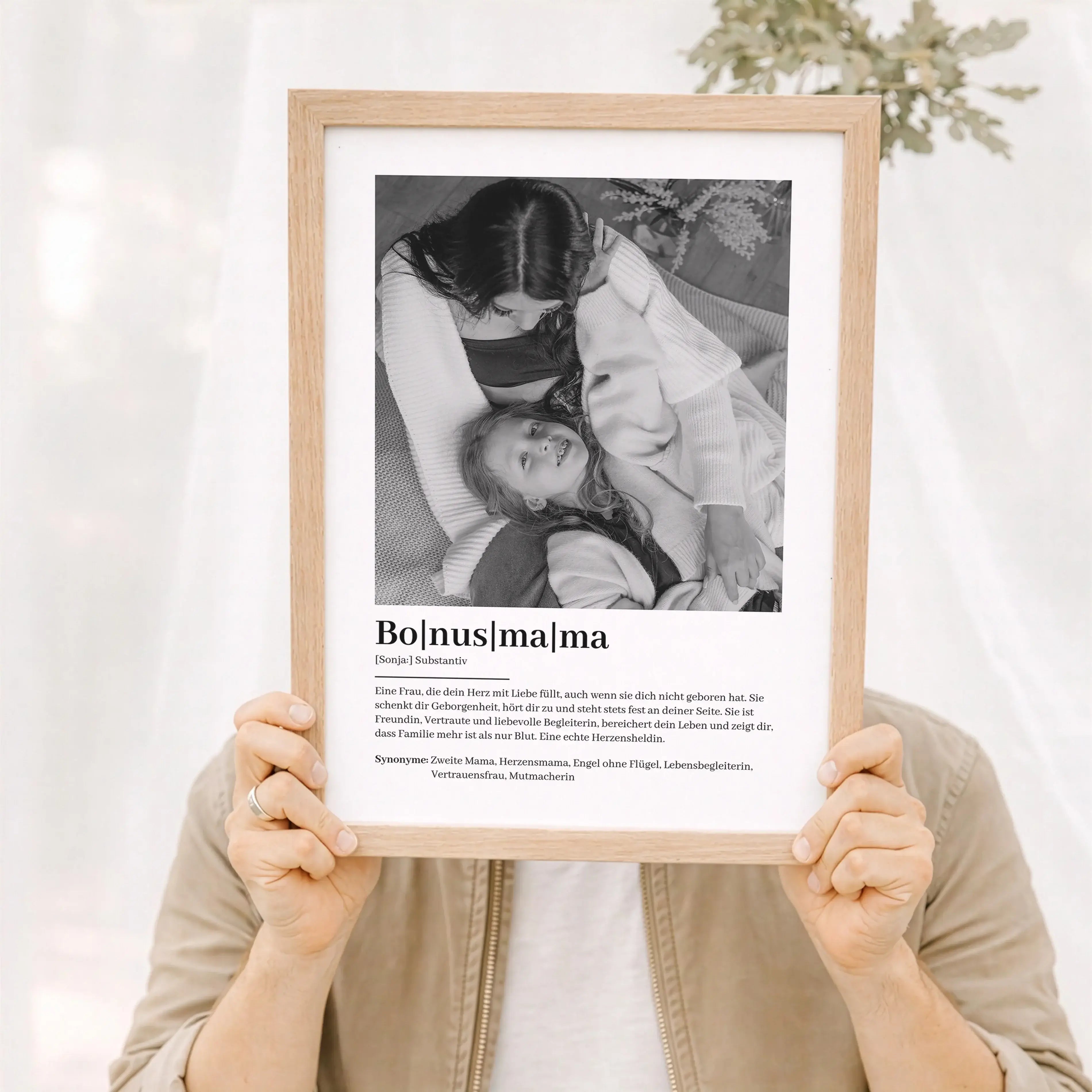 Bonusmama Definition Poster mit Foto-Personalisiertes Poster-famprints-Das Bonusmama Definition Poster mit Foto von famprints ist ein persönliches Geschenk für eine Frau, die im Alltag eine besondere Rolle spielt. Als liebevoll gestaltetes Wandbild verbin