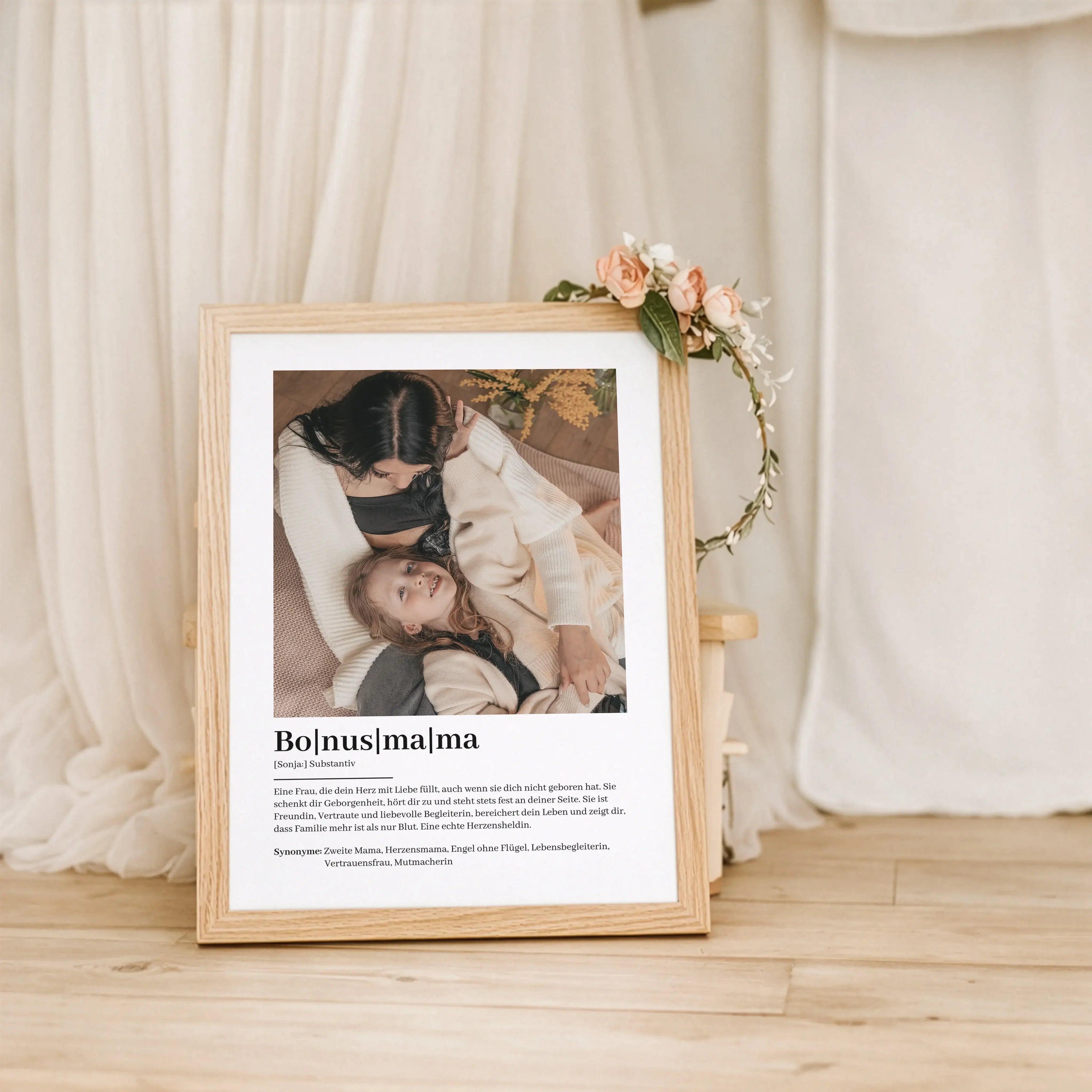 Bonusmama Definition Poster mit Foto-Personalisiertes Poster-famprints-Das Bonusmama Definition Poster mit Foto von famprints ist ein persönliches Geschenk für eine Frau, die im Alltag eine besondere Rolle spielt. Als liebevoll gestaltetes Wandbild verbin
