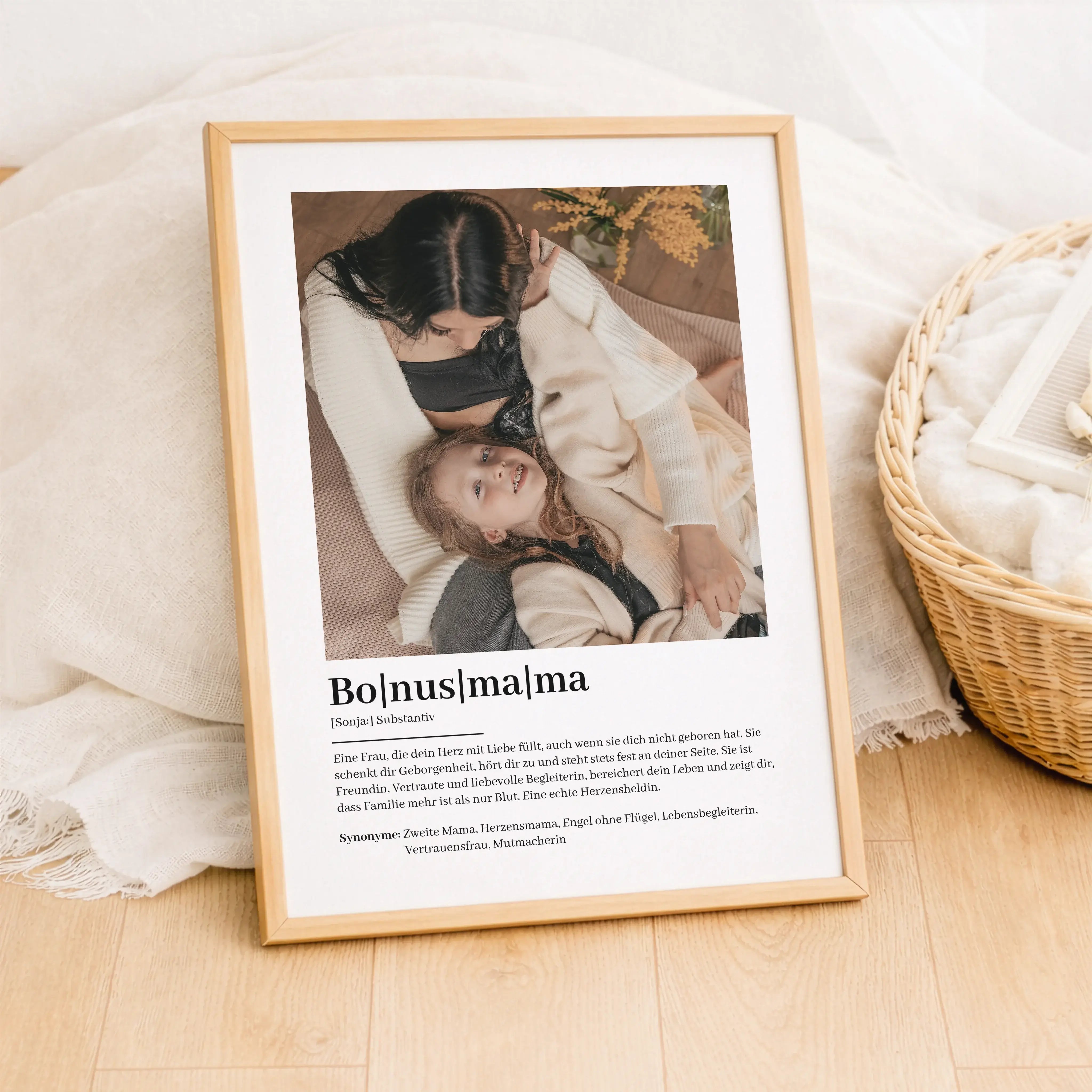 Bonusmama Definition Poster mit Foto-Personalisiertes Poster-famprints-Das Bonusmama Definition Poster mit Foto von famprints ist ein persönliches Geschenk für eine Frau, die im Alltag eine besondere Rolle spielt. Als liebevoll gestaltetes Wandbild verbin