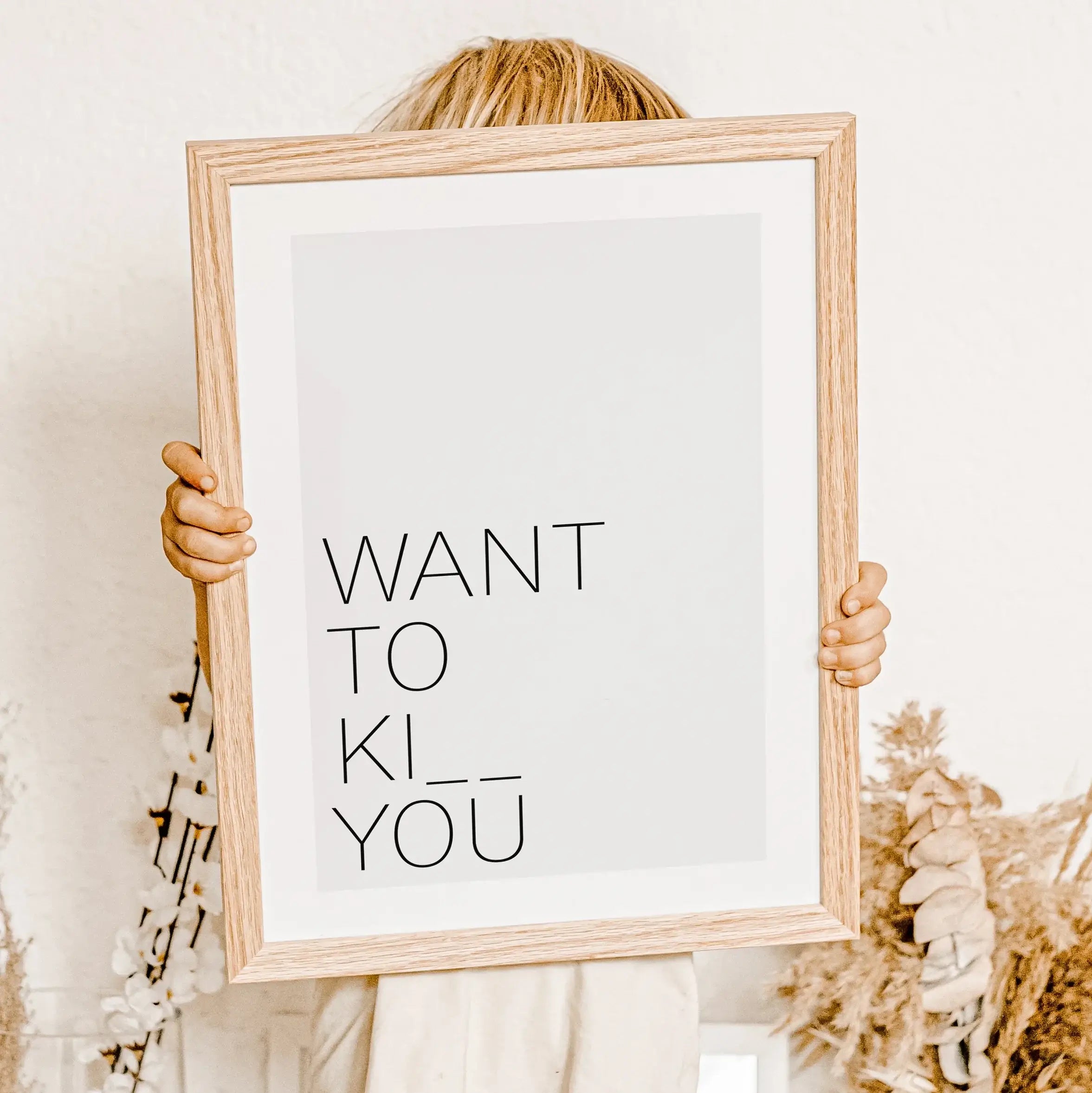 Poster 'Want to kiss'-famprints-Poster-Auf dem Poster Liebe 'Want to kiss' findest du den Schriftzug 'Want to kiss' - In manchen Situationen könnte man seinem Liebsten aber den Hals umdrehen, daher findest du für die Buchstaben S die beiden Platzhalter. D