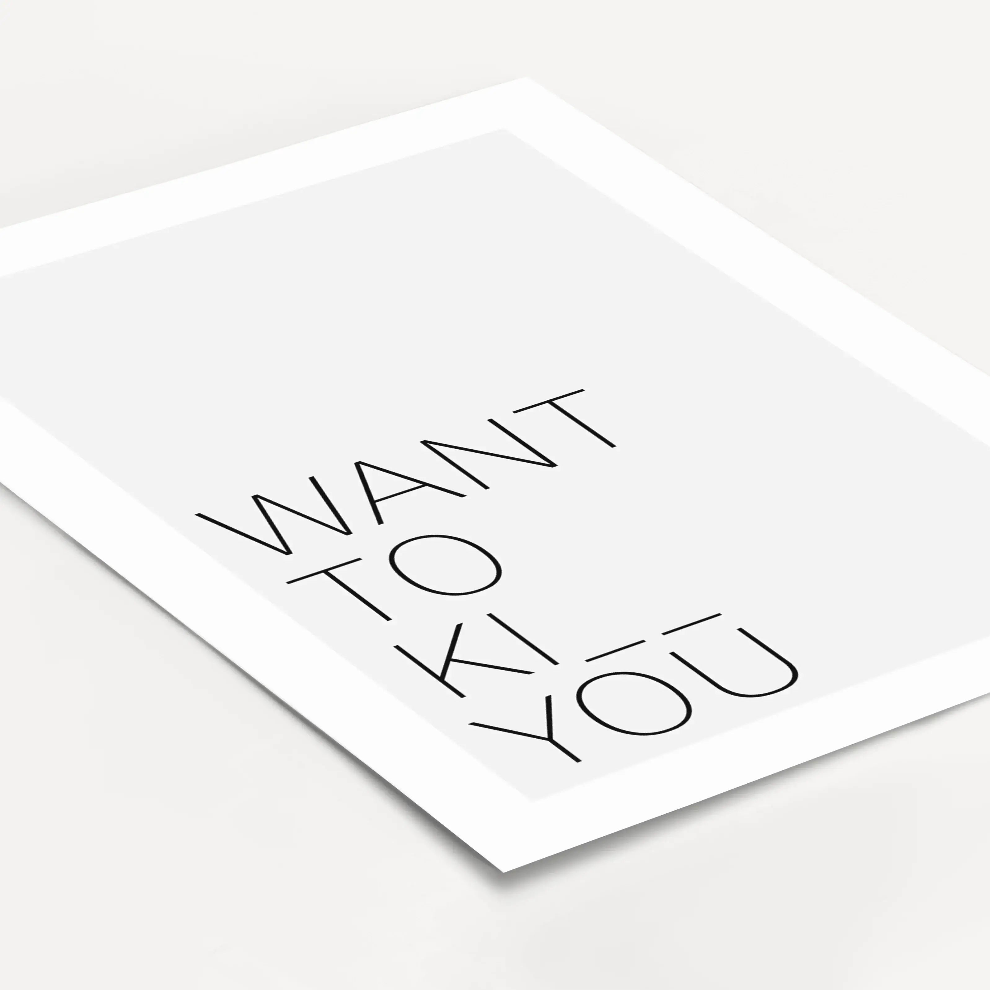 Poster 'Want to kiss'-famprints-Poster-Auf dem Poster Liebe 'Want to kiss' findest du den Schriftzug 'Want to kiss' - In manchen Situationen könnte man seinem Liebsten aber den Hals umdrehen, daher findest du für die Buchstaben S die beiden Platzhalter. D