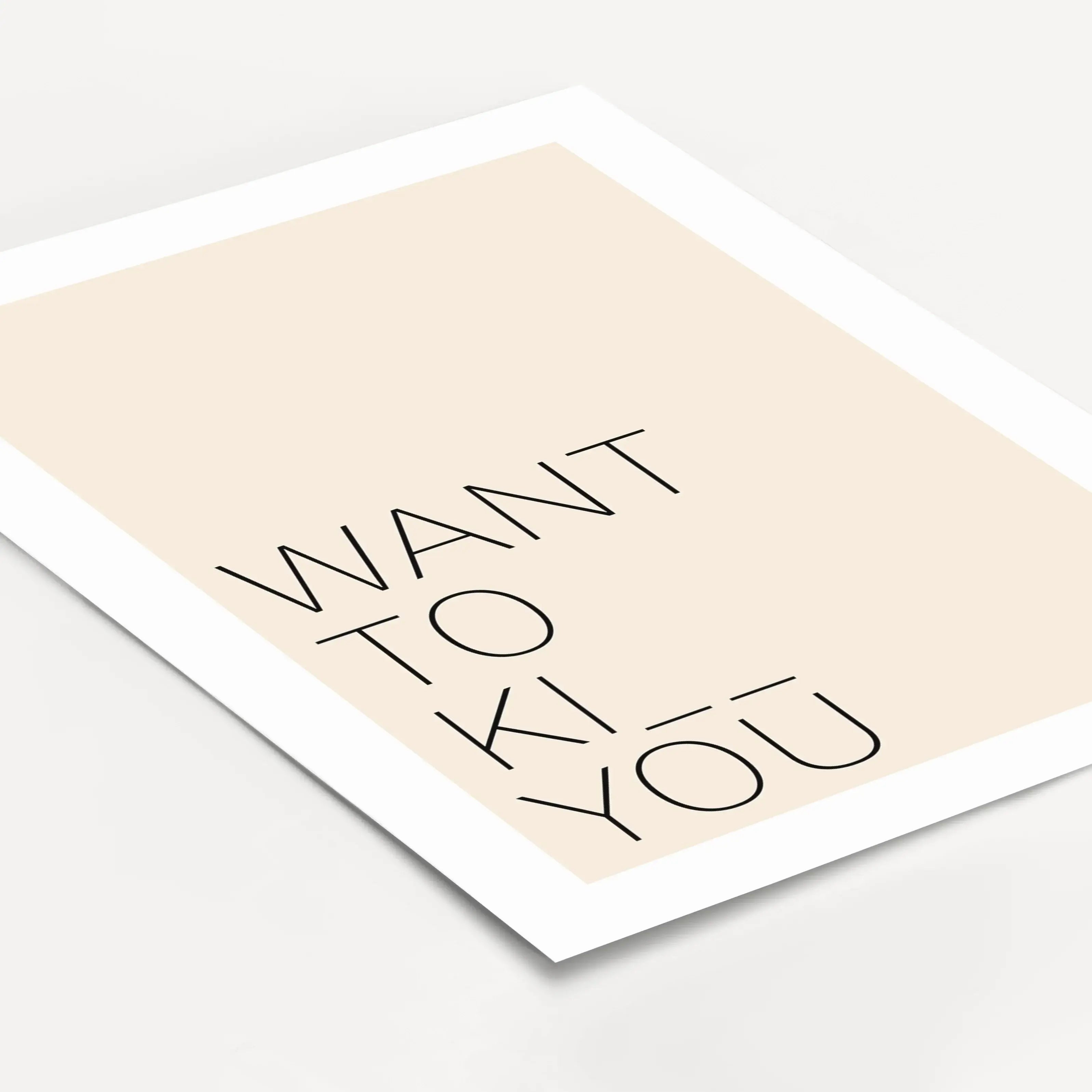 Poster 'Want to kiss'-Poster-famprints-Das Poster „Want to kiss“ ist ein modernes Liebesposter mit Augenzwinkern und genau richtig für alle, die Gefühle zeigen möchten, ohne kitschig zu wirken. Der reduzierte Schriftzug spielt mit Gegensätzen und trifft d