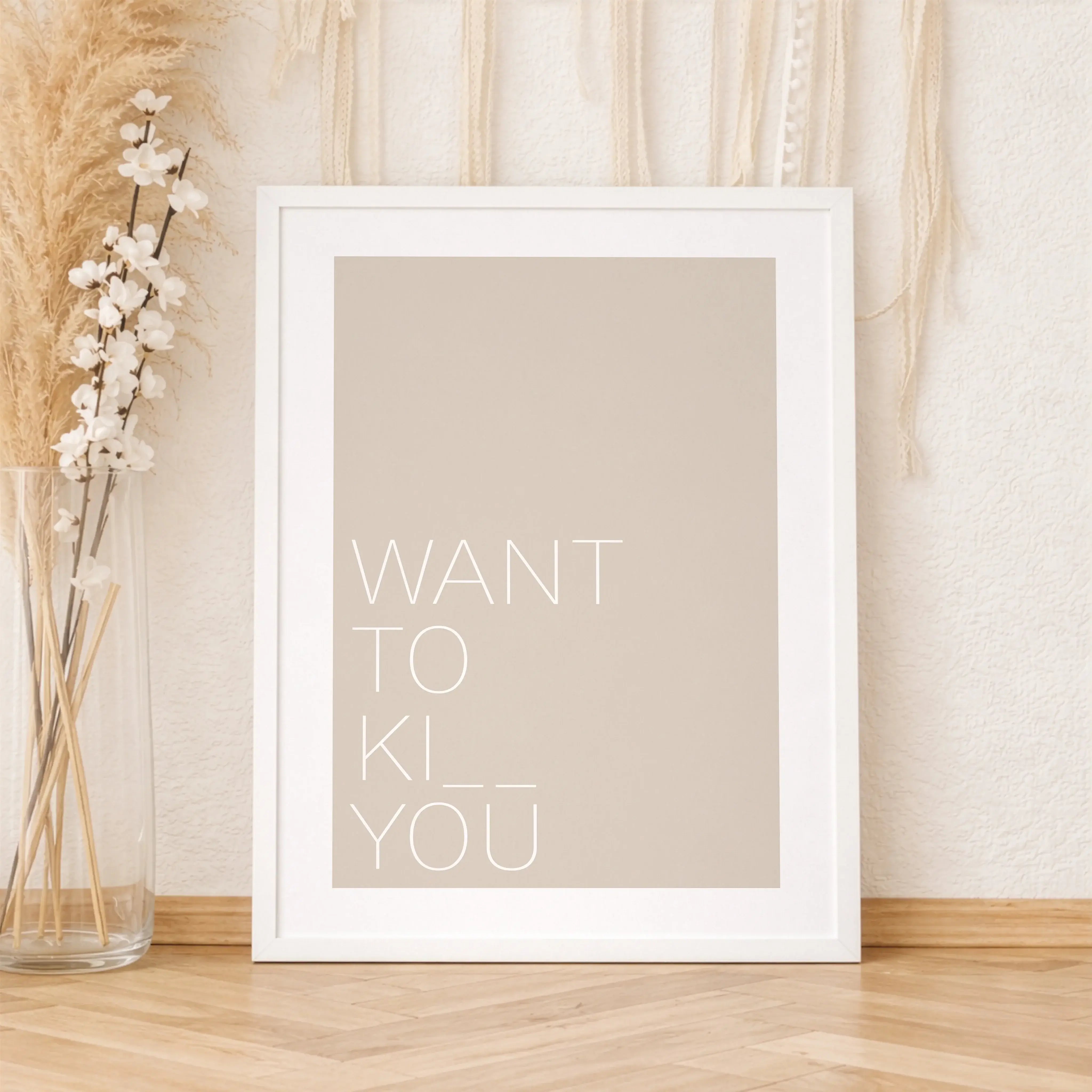 Poster 'Want to kiss'-Poster-famprints-Das Poster „Want to kiss“ ist ein modernes Liebesposter mit Augenzwinkern und genau richtig für alle, die Gefühle zeigen möchten, ohne kitschig zu wirken. Der reduzierte Schriftzug spielt mit Gegensätzen und trifft d