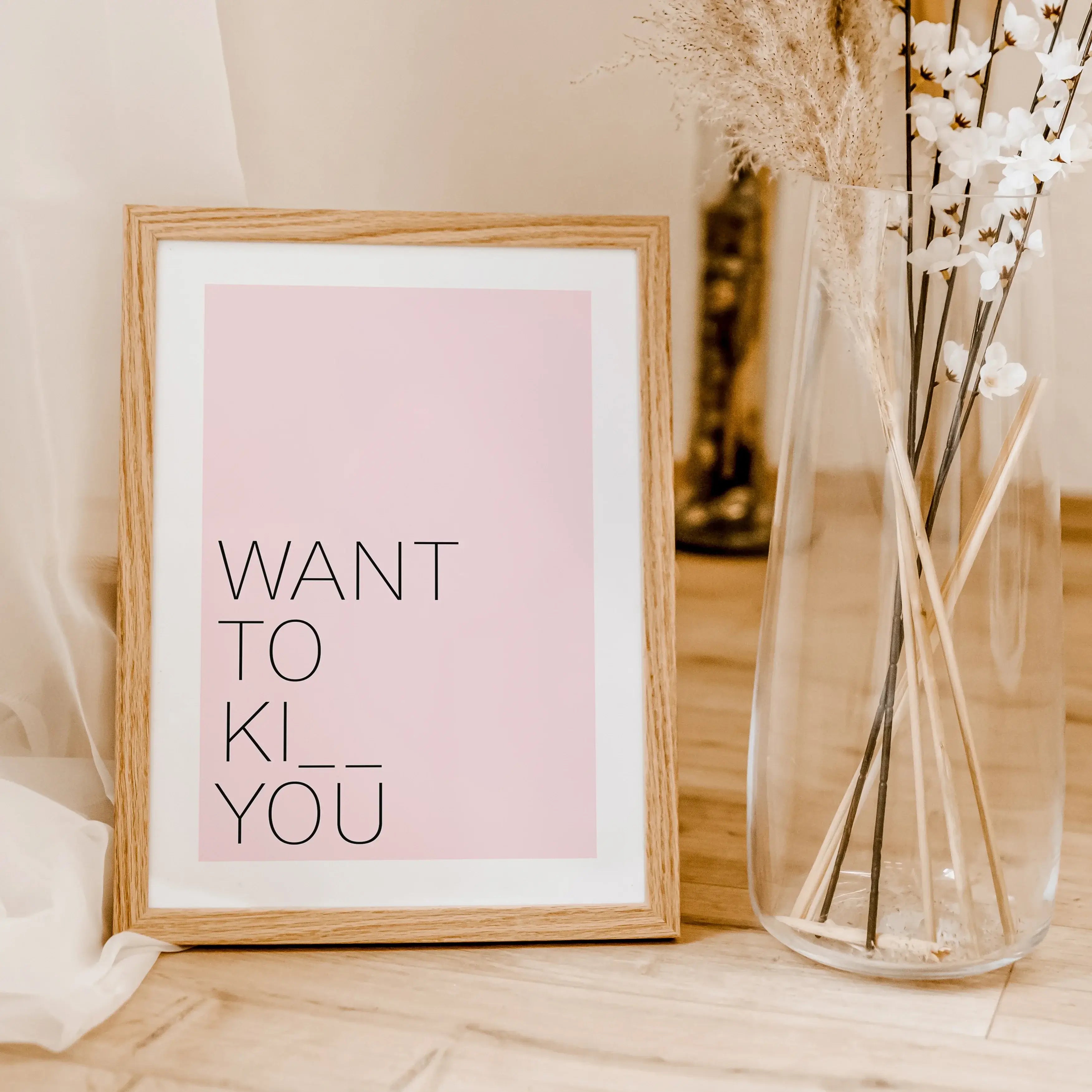 Poster 'Want to kiss'-famprints-Poster-Auf dem Poster Liebe 'Want to kiss' findest du den Schriftzug 'Want to kiss' - In manchen Situationen könnte man seinem Liebsten aber den Hals umdrehen, daher findest du für die Buchstaben S die beiden Platzhalter. D