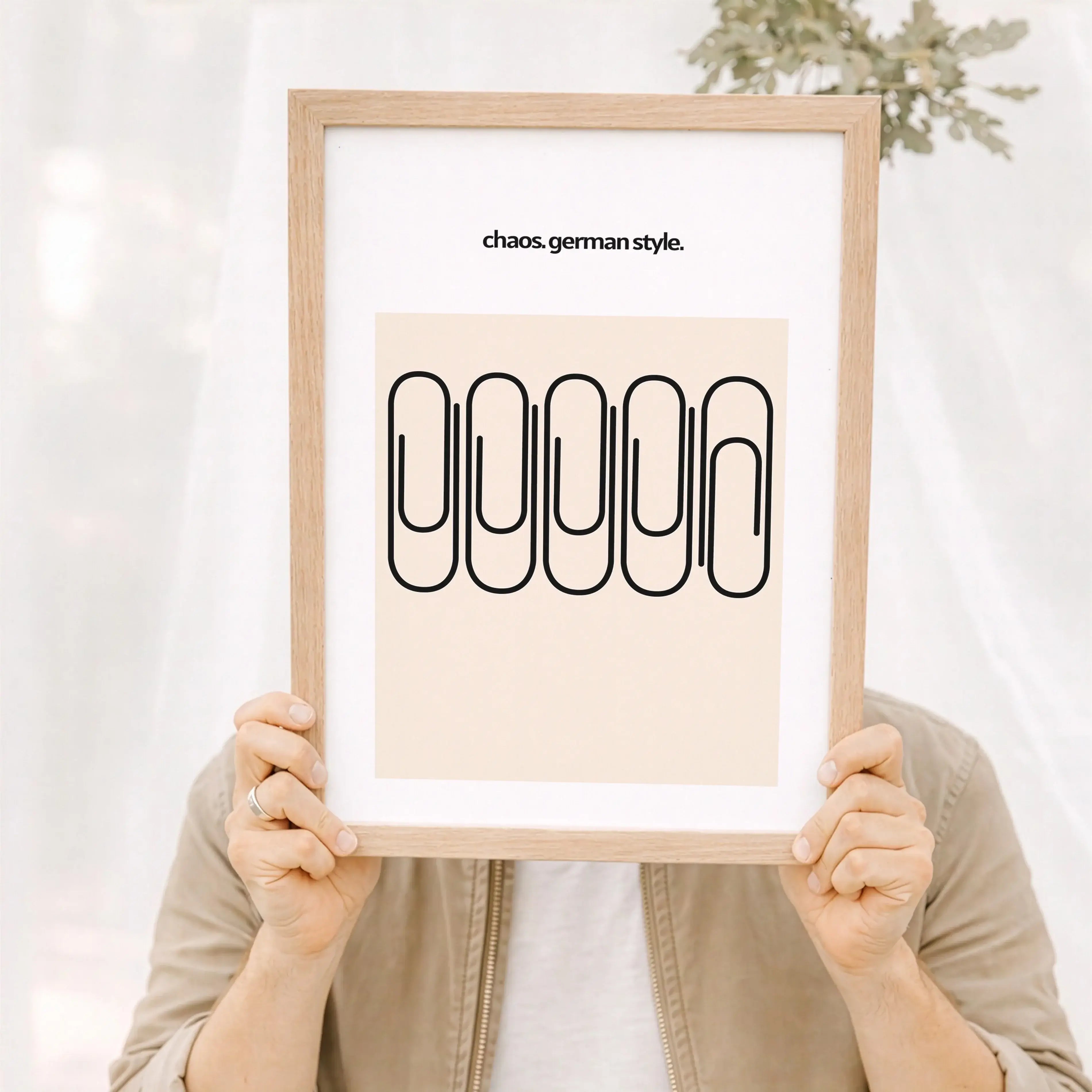 Chaos German Style Poster-Poster-famprints-Das Chaos German Style Poster bringt trockenen Humor, klares Design und ein Augenzwinkern an deine Wand. Fünf Büroklammern, sauber angeordnet – und doch ist eine anders. Genau dieses kleine Detail macht den Witz