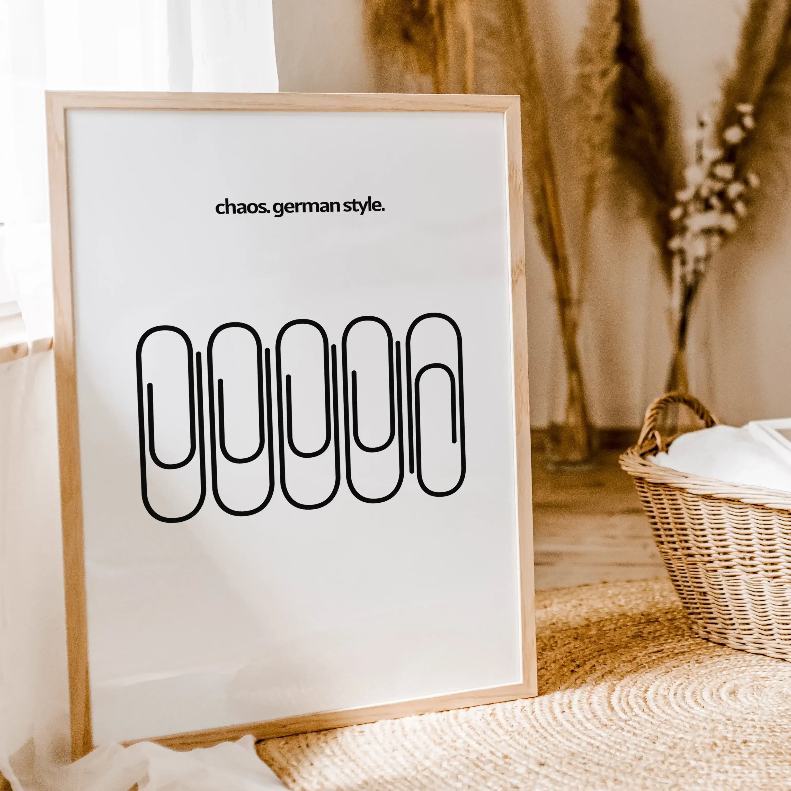 Chaos German Style Poster-famprints-Poster-Das 'Chaos German Style' Poster beschreibt die typische deutsche Unordnung! Auf dem Poster findest du 5 Büroklammern. Eine der Büroklammer zeigt nicht in die gleiche Richtung wie die Anderen. Somit ist das Chaos