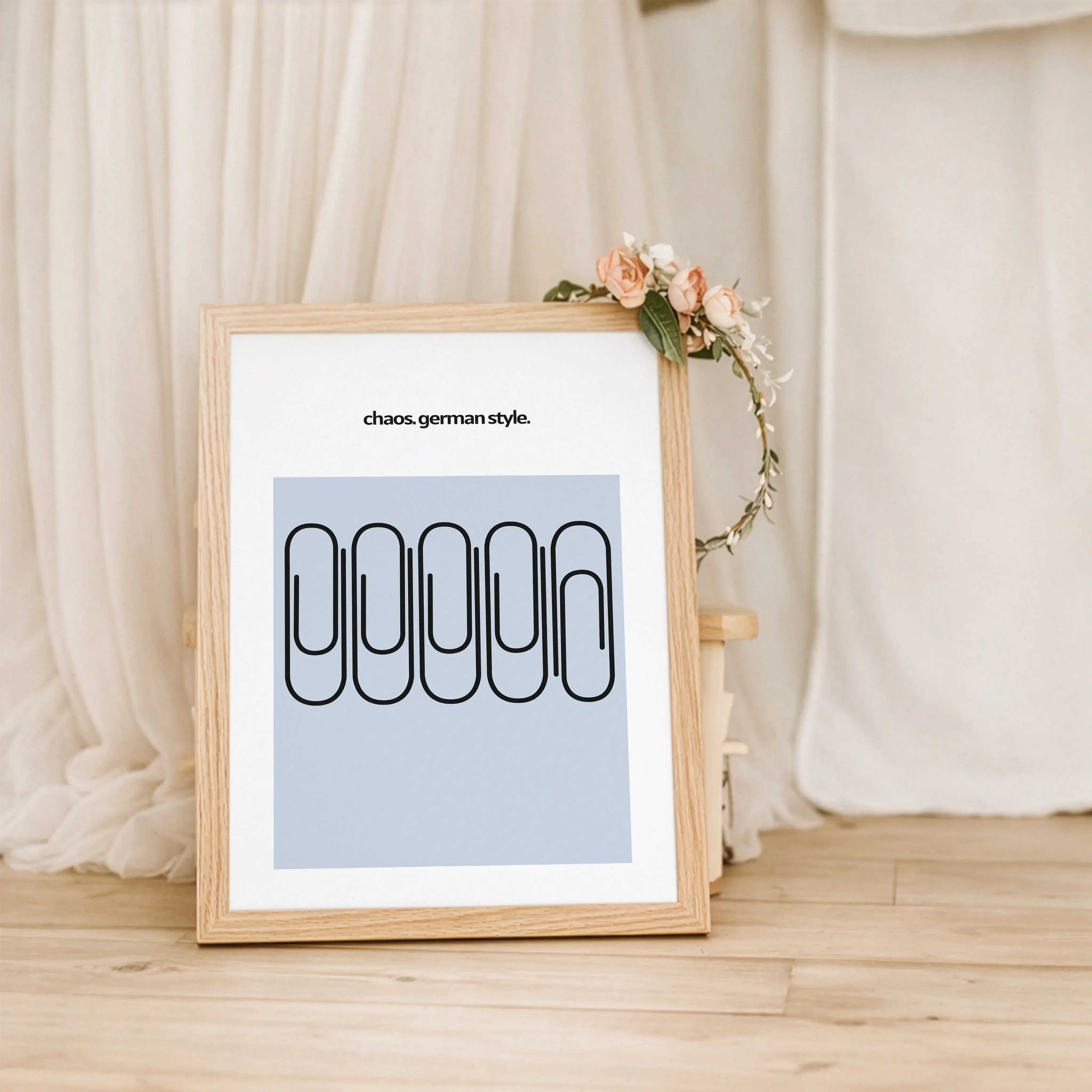 Chaos German Style Poster-Poster-famprints-Das Chaos German Style Poster bringt trockenen Humor, klares Design und ein Augenzwinkern an deine Wand. Fünf Büroklammern, sauber angeordnet – und doch ist eine anders. Genau dieses kleine Detail macht den Witz