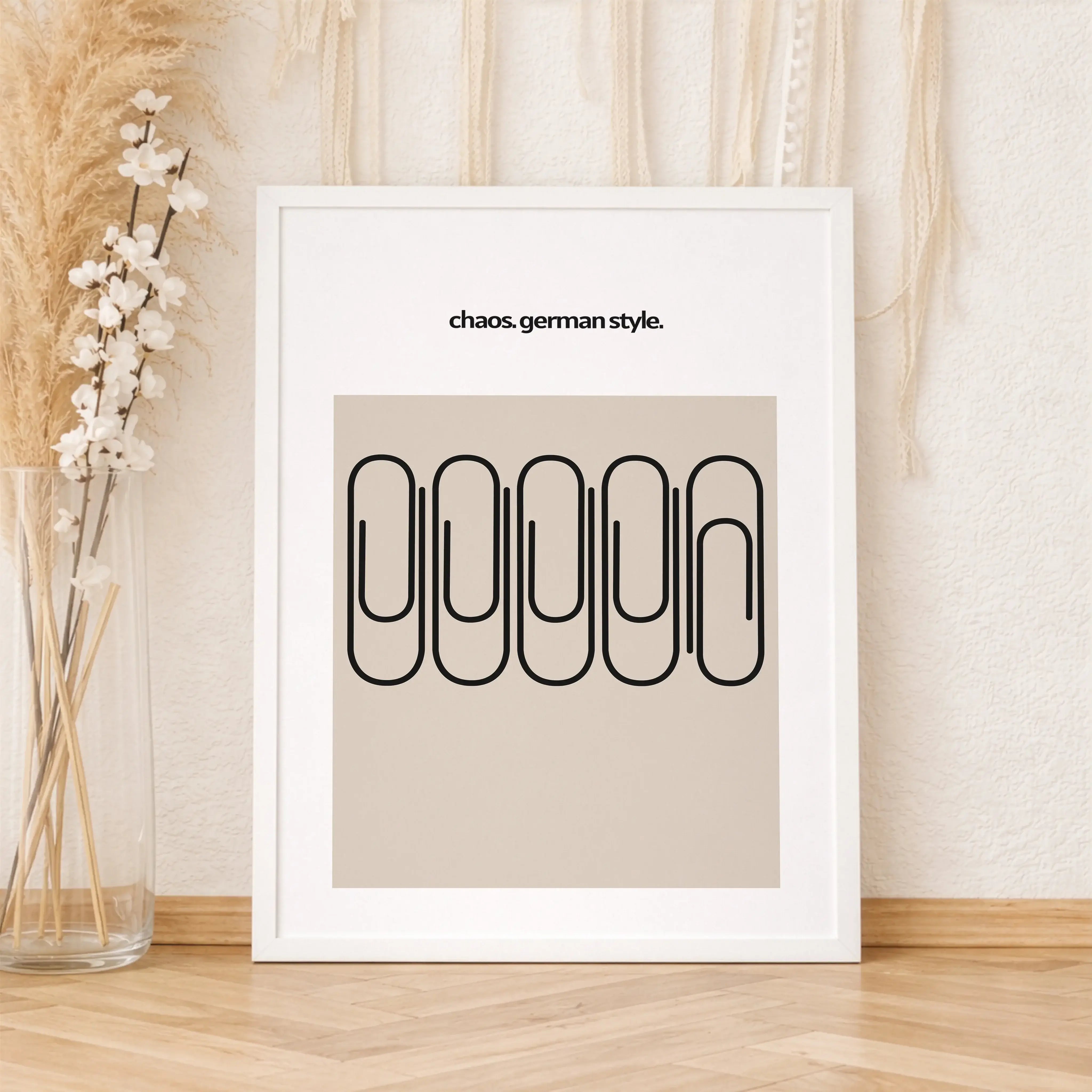 Chaos German Style Poster-Poster-famprints-Das Chaos German Style Poster bringt trockenen Humor, klares Design und ein Augenzwinkern an deine Wand. Fünf Büroklammern, sauber angeordnet – und doch ist eine anders. Genau dieses kleine Detail macht den Witz