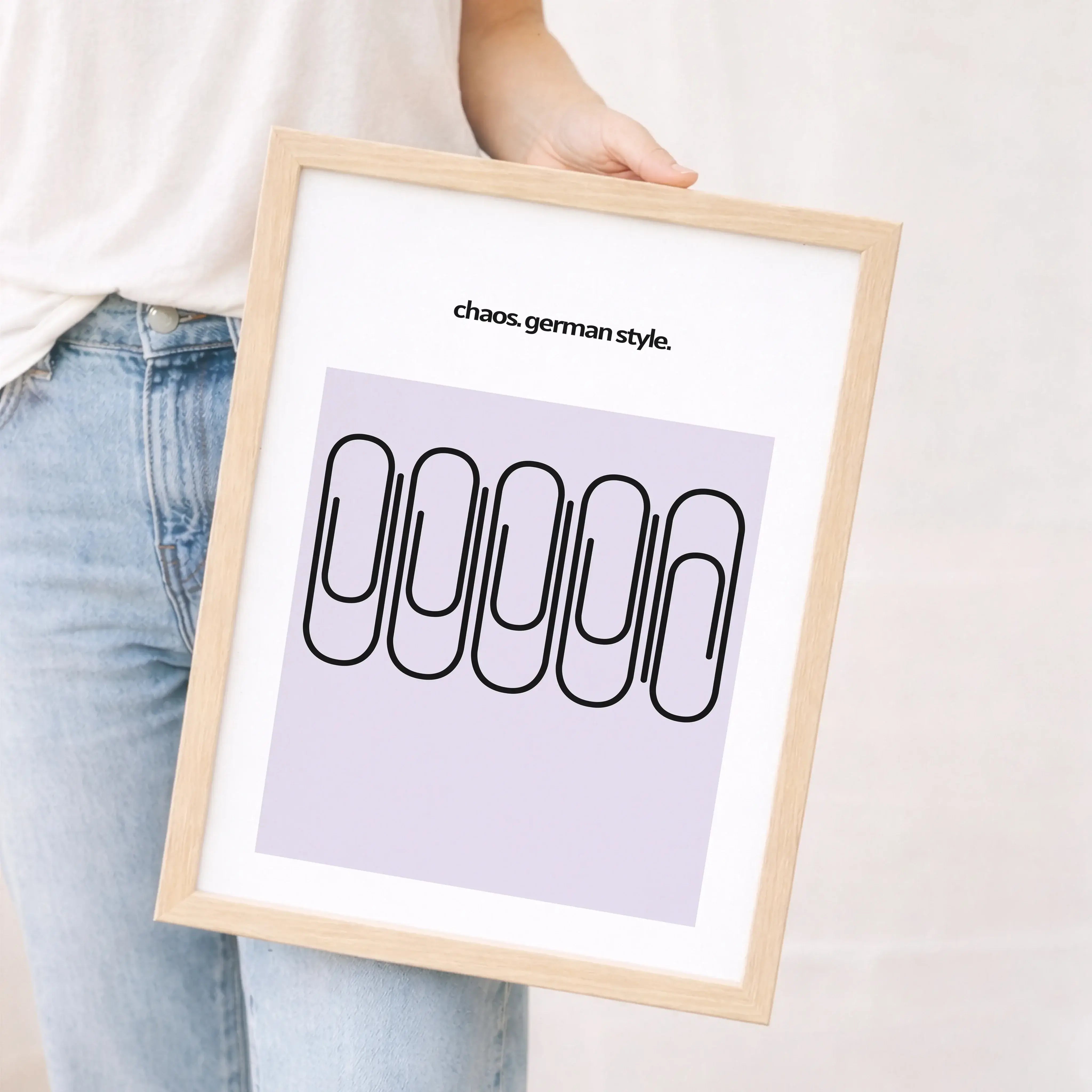Chaos German Style Poster-Poster-famprints-Das Chaos German Style Poster bringt trockenen Humor, klares Design und ein Augenzwinkern an deine Wand. Fünf Büroklammern, sauber angeordnet – und doch ist eine anders. Genau dieses kleine Detail macht den Witz