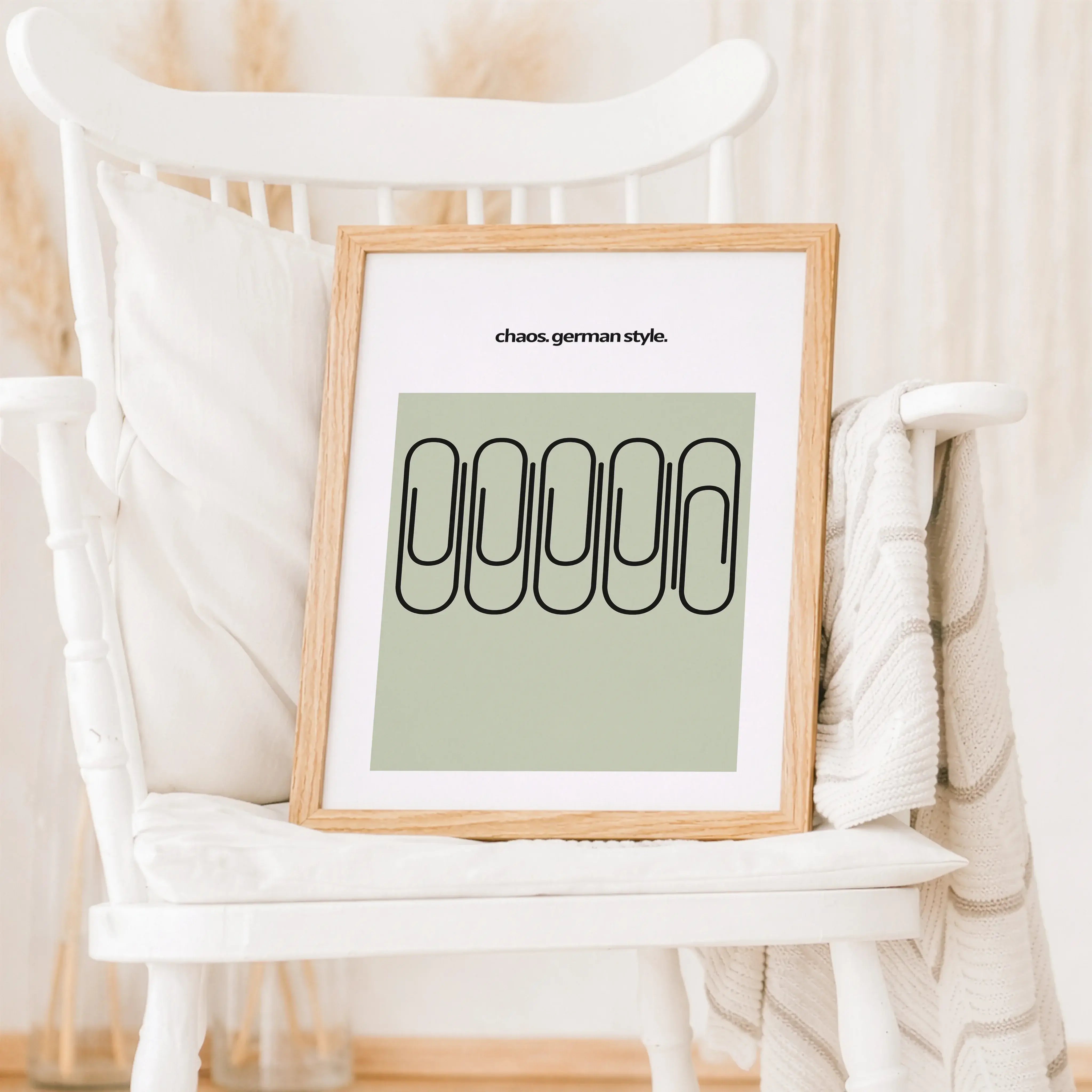 Chaos German Style Poster-Poster-famprints-Das Chaos German Style Poster bringt trockenen Humor, klares Design und ein Augenzwinkern an deine Wand. Fünf Büroklammern, sauber angeordnet – und doch ist eine anders. Genau dieses kleine Detail macht den Witz