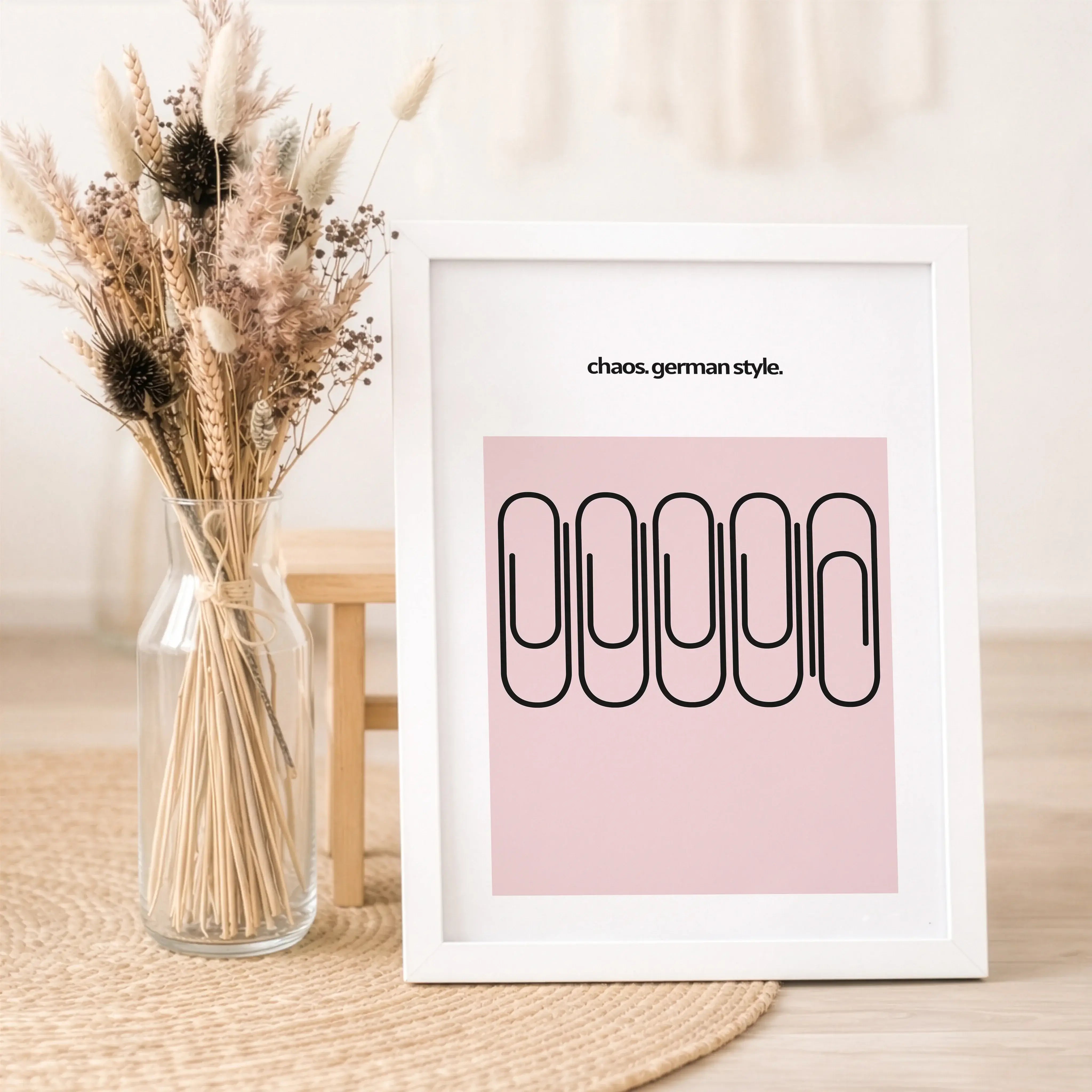 Chaos German Style Poster-Poster-famprints-Das Chaos German Style Poster bringt trockenen Humor, klares Design und ein Augenzwinkern an deine Wand. Fünf Büroklammern, sauber angeordnet – und doch ist eine anders. Genau dieses kleine Detail macht den Witz