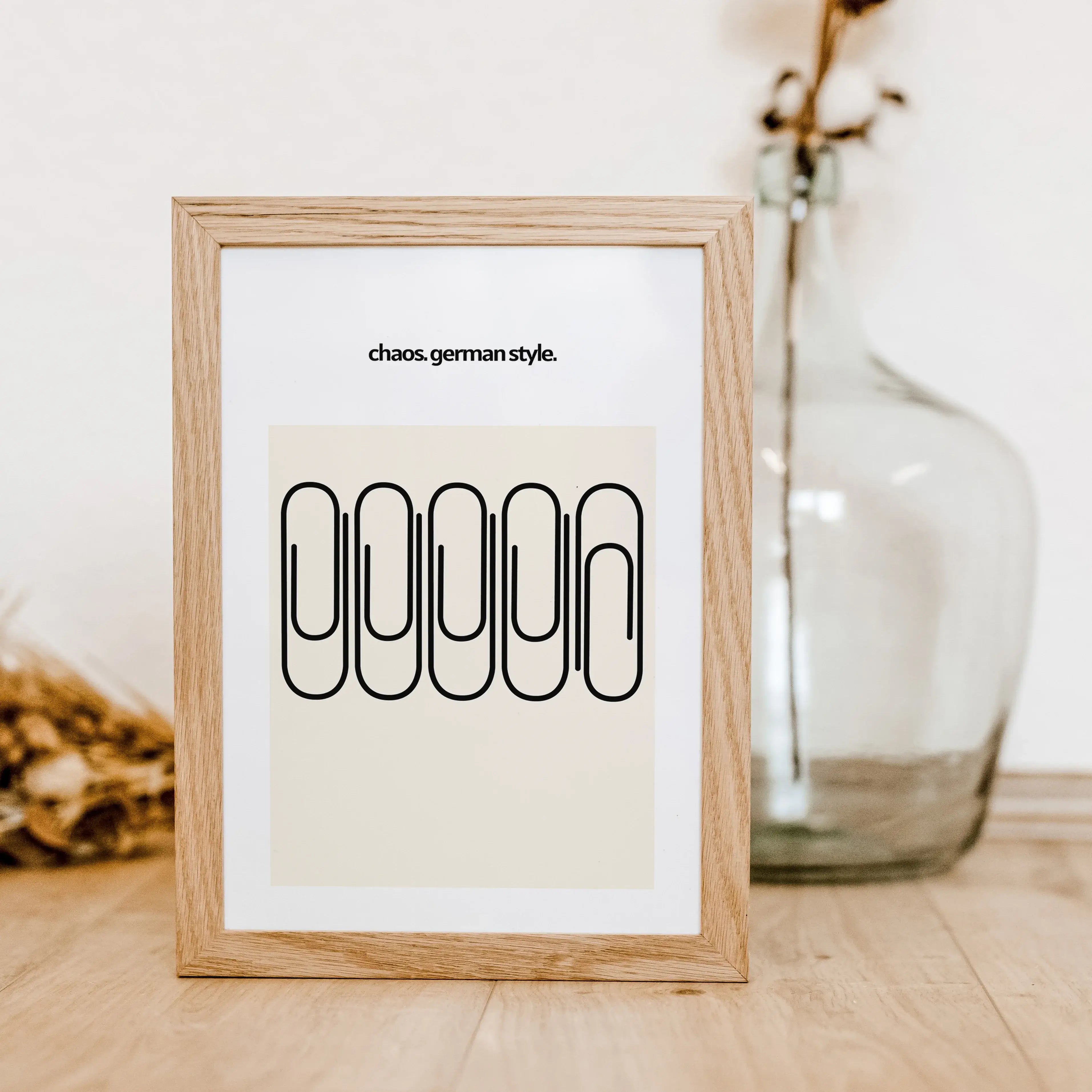 Chaos German Style Poster-famprints-Poster-Das 'Chaos German Style' Poster beschreibt die typische deutsche Unordnung! Auf dem Poster findest du 5 Büroklammern. Eine der Büroklammer zeigt nicht in die gleiche Richtung wie die Anderen. Somit ist das Chaos
