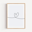 Herzlinie Poster No1-Poster-famprints-Das Herzlinie Poster No1 von famprints ist ein modernes Wandbild für alle, die klare Formen und echte Gefühle lieben. Die feine Herzlinie zieht sich als ruhige Line Art über das gesamte Poster und verbindet Minimalism