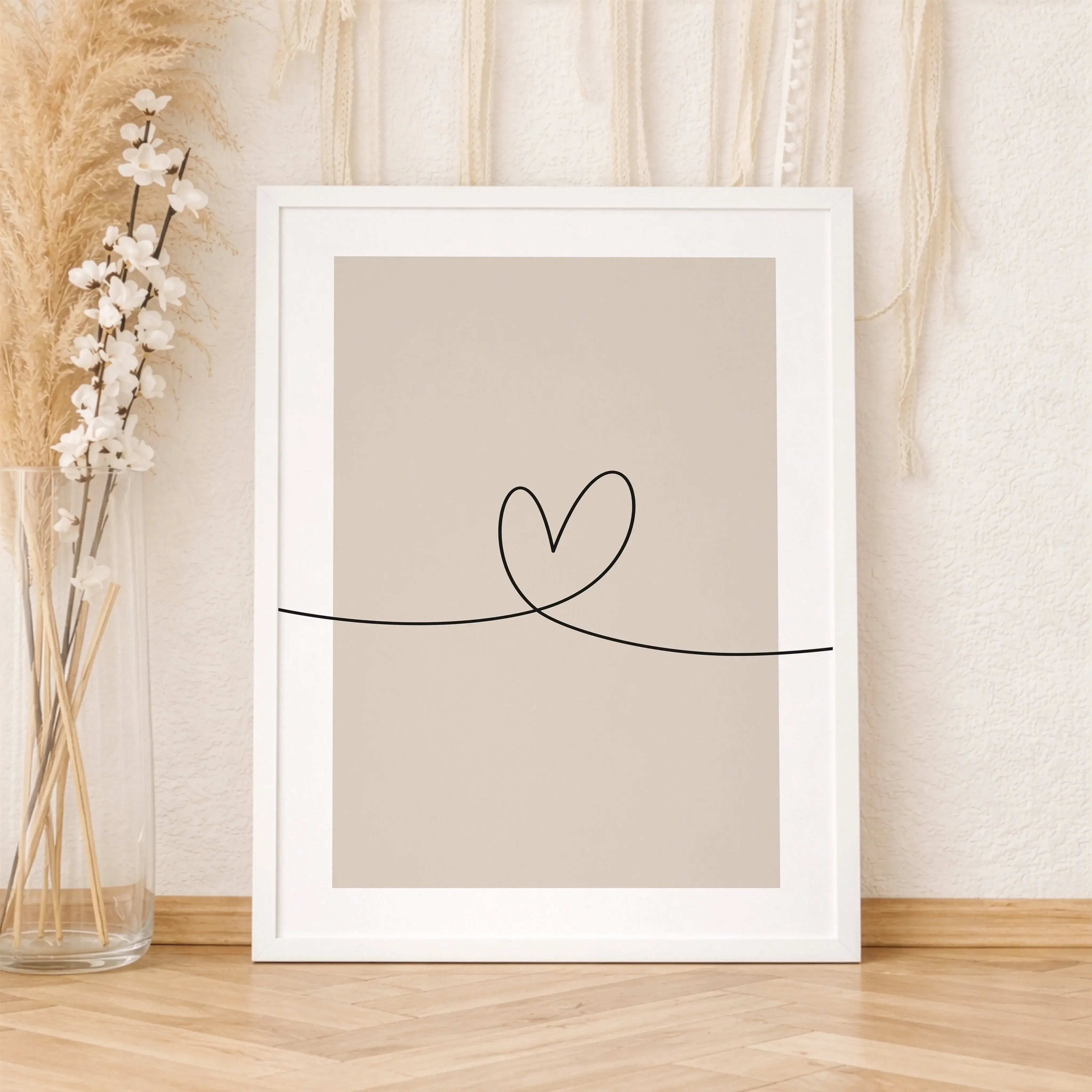 Herzlinie Poster No1-Poster-famprints-Das Herzlinie Poster No1 von famprints ist ein modernes Wandbild für alle, die klare Formen und echte Gefühle lieben. Die feine Herzlinie zieht sich als ruhige Line Art über das gesamte Poster und verbindet Minimalism